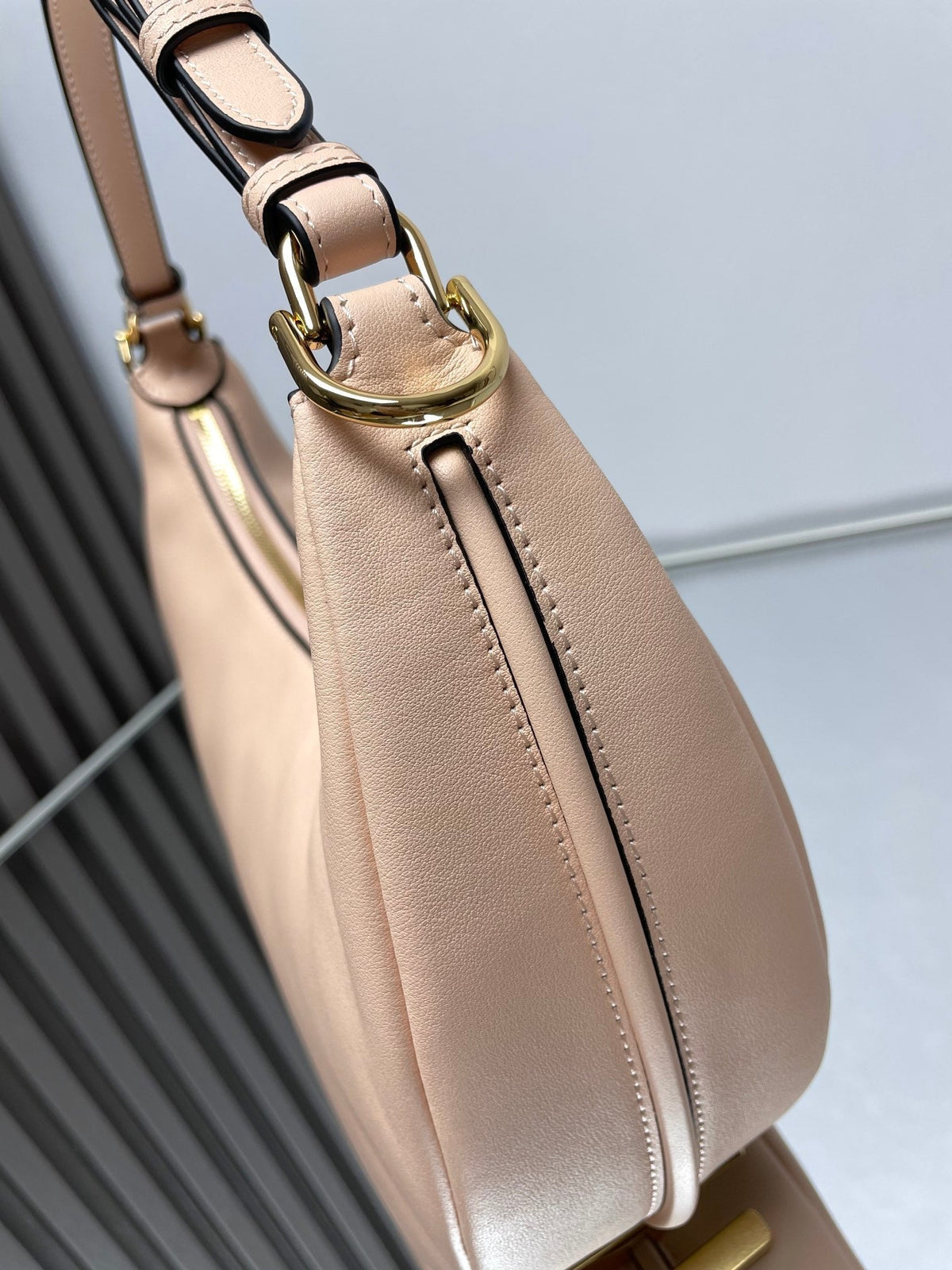 FENDIGRAPHY MEDIUM 29 IN BISQUE SMOOTH LAMBSKIN GOLD HARDWARE