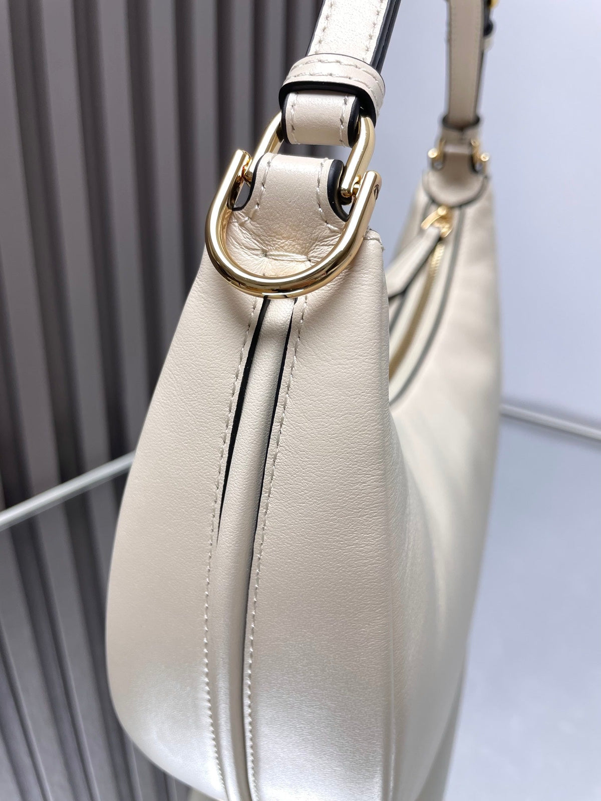 FENDIGRAPHY MEDIUM 29 IN WHITE SMOOTH LAMBSKIN GOLD HARDWARE