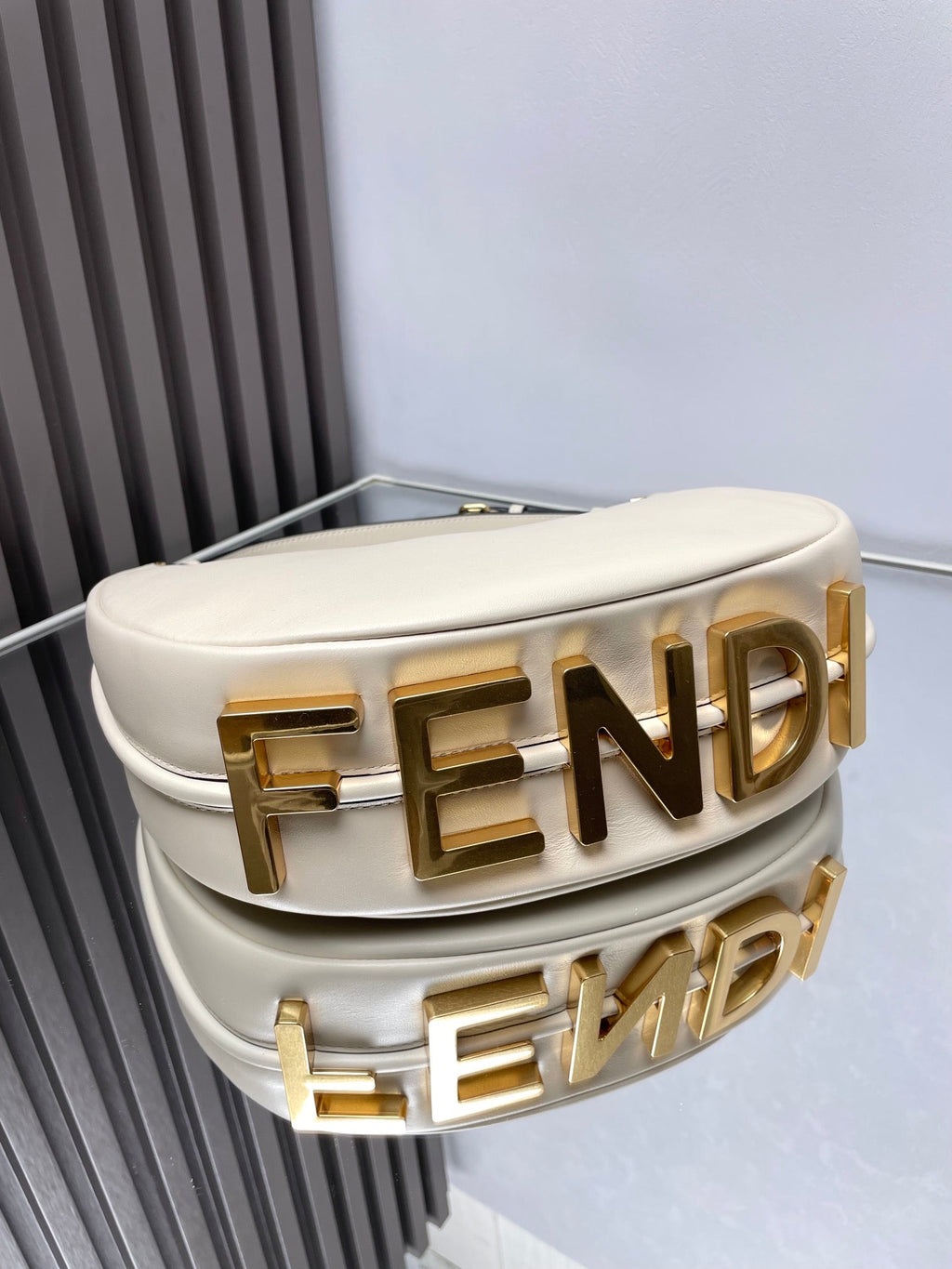 FENDIGRAPHY MEDIUM 29 IN WHITE SMOOTH LAMBSKIN GOLD HARDWARE