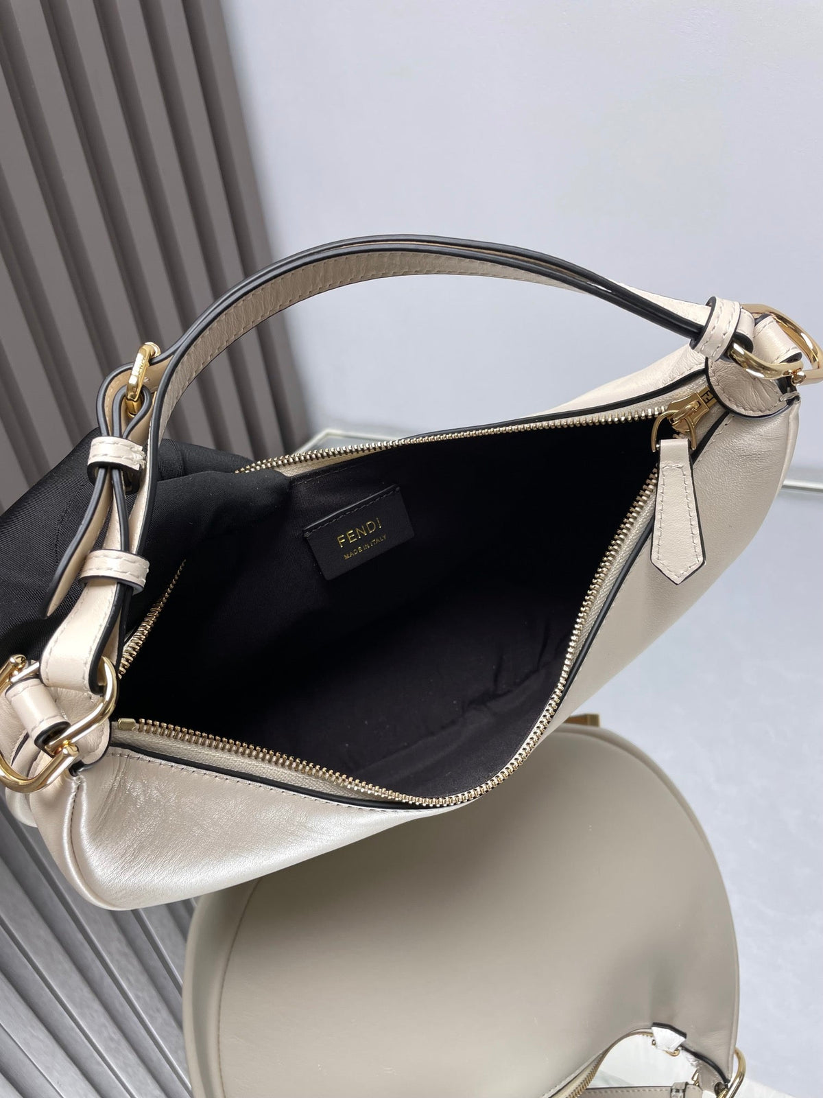 FENDIGRAPHY MEDIUM 29 IN WHITE SMOOTH LAMBSKIN GOLD HARDWARE