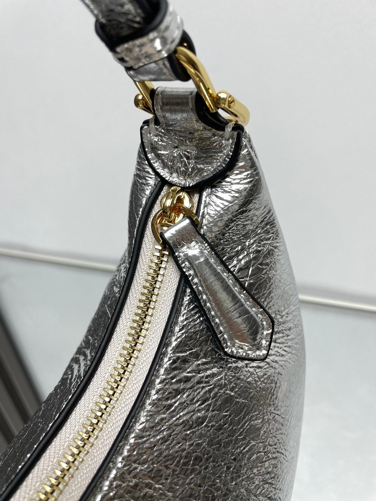 FENDIGRAPHY MEDIUM 29 IN SILVER METALLIC SMOOTH LAMBSKIN GOLD HARDWARE