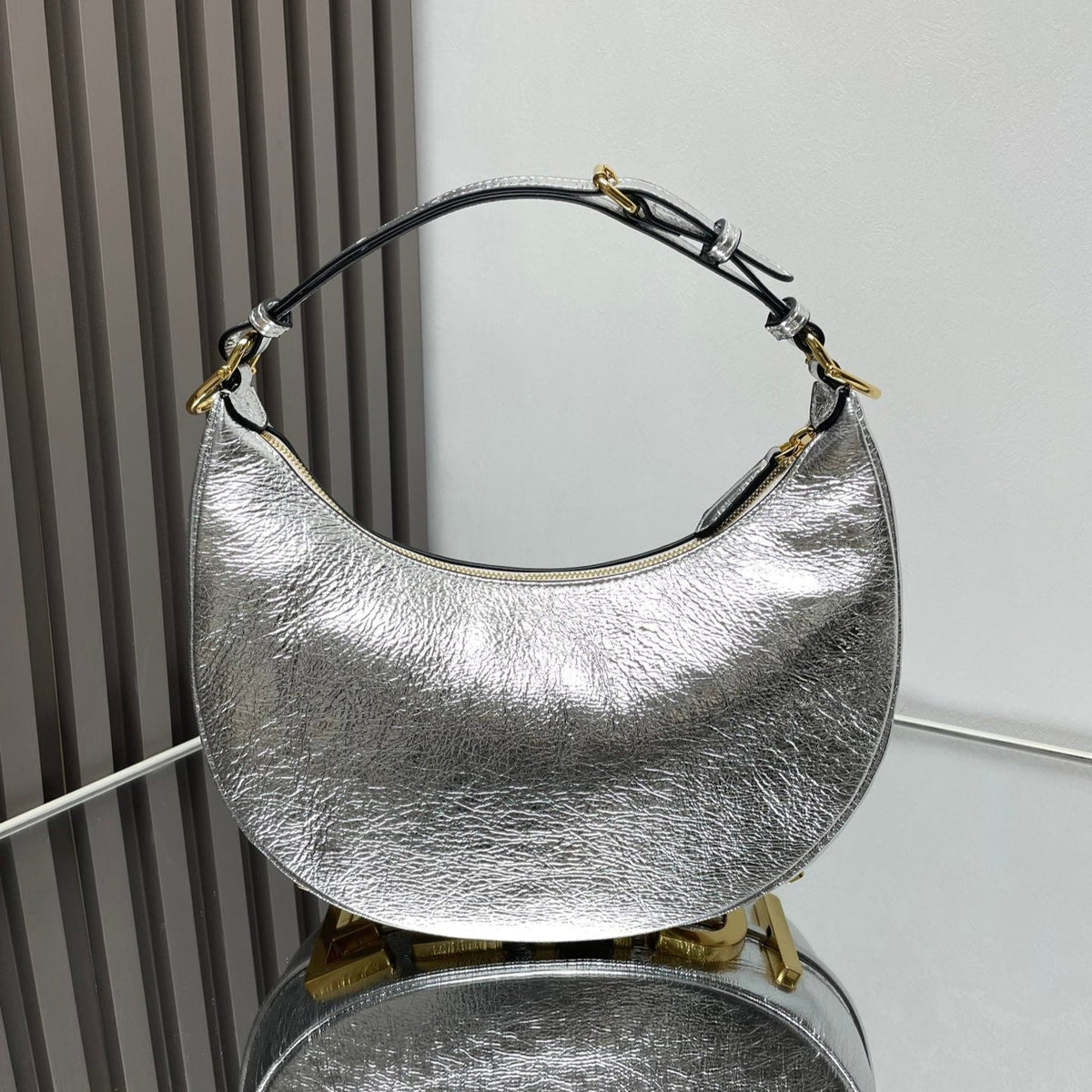 FENDIGRAPHY MEDIUM 29 IN SILVER METALLIC SMOOTH LAMBSKIN GOLD HARDWARE