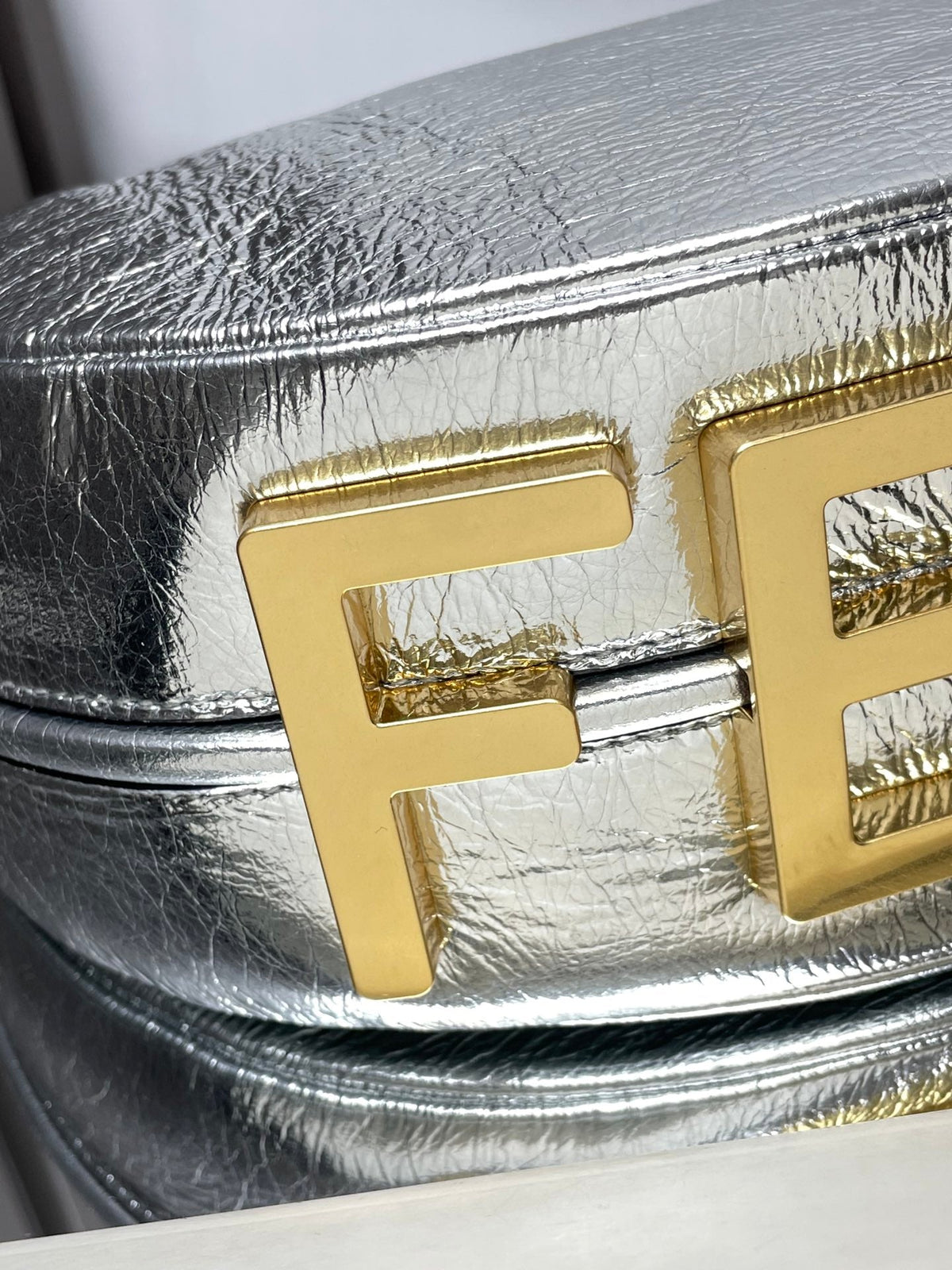 FENDIGRAPHY MEDIUM 29 IN SILVER METALLIC SMOOTH LAMBSKIN GOLD HARDWARE