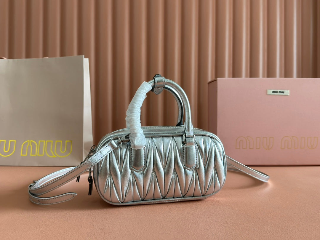 ARCADIE MATELASSÉ BAG 19 IN SILVER GLOSSY CALFSKIN GOLD HARDWARE