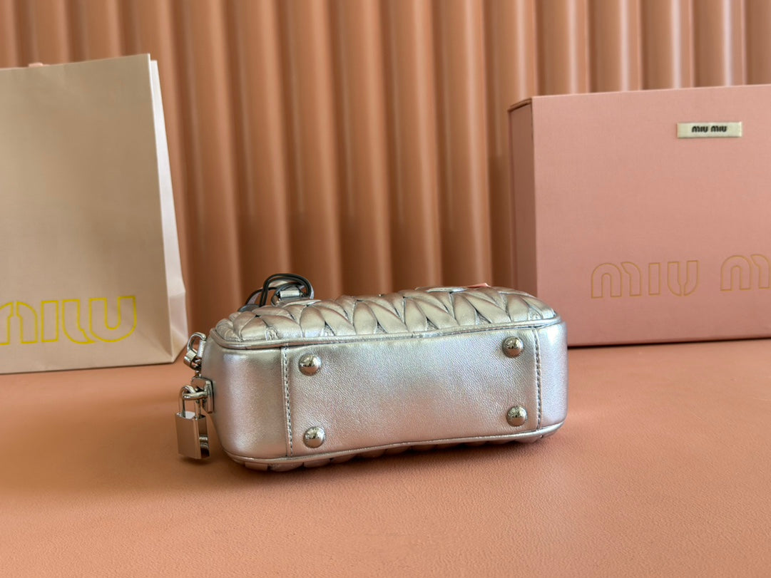 ARCADIE MATELASSÉ NAPPA SMALL BAG 19 IN SILVER GLOSSY LAMBSKIN SILVER HARDWARE