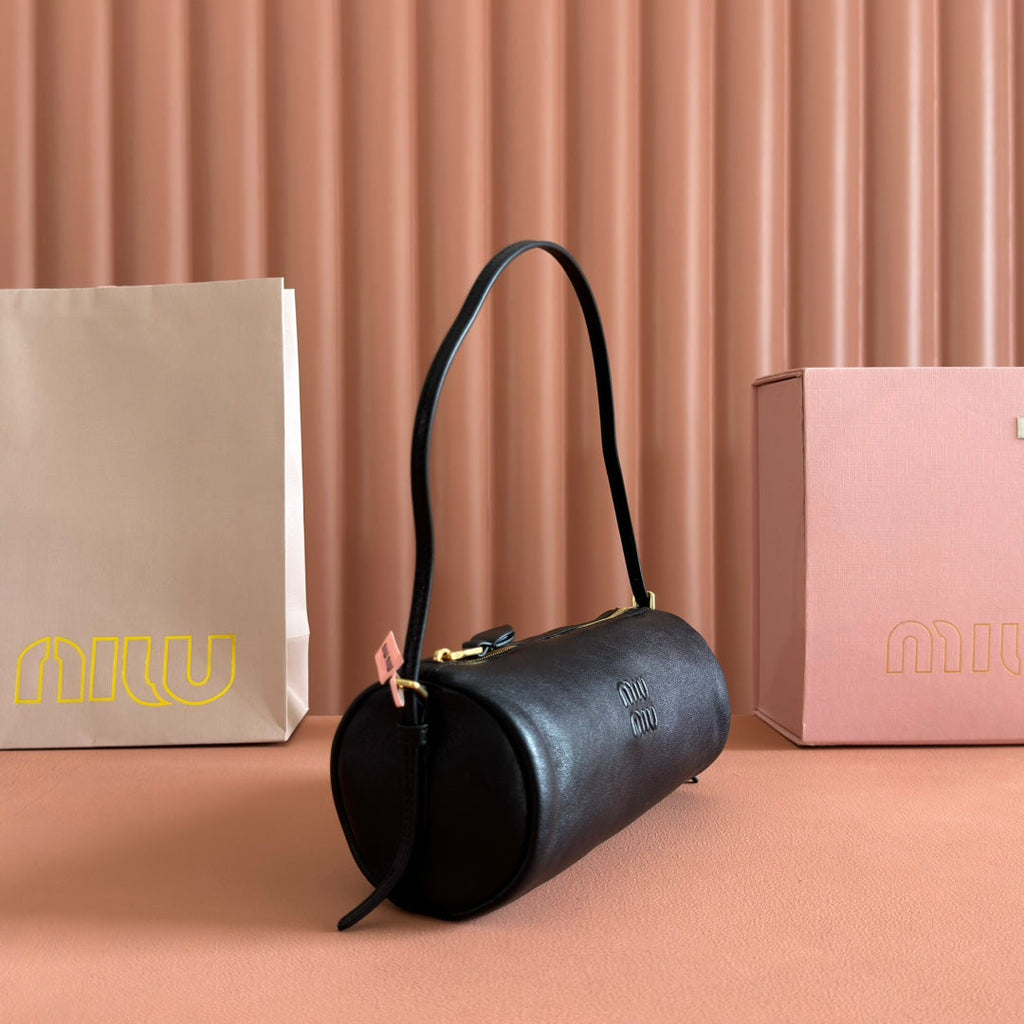 NAPPA POUCH 22 IN BLACK CALFSKIN