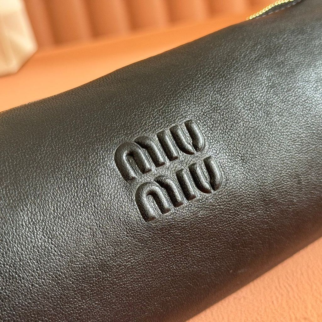 NAPPA POUCH 22 IN BLACK CALFSKIN