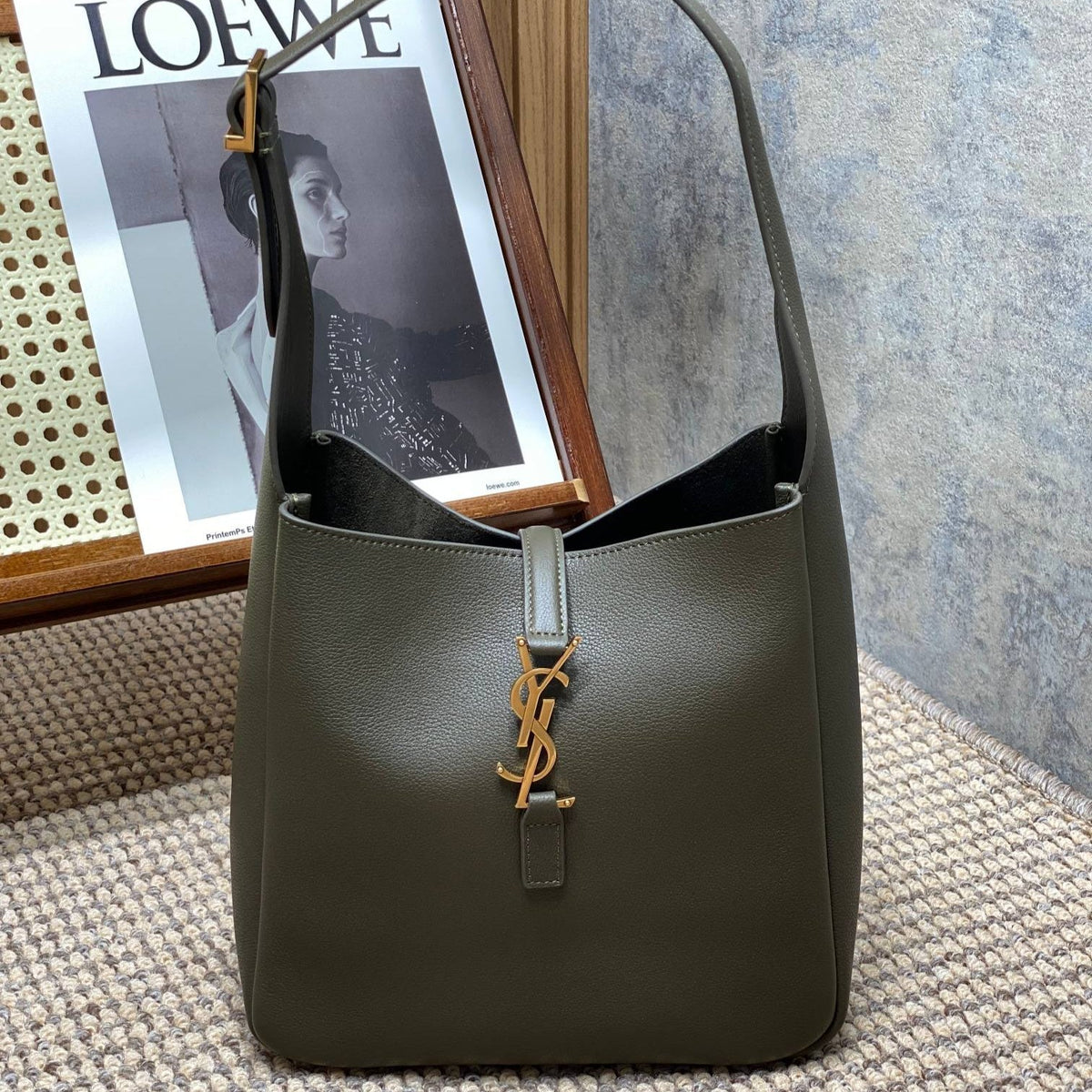 LE 5 À 7 SMALL SUPPLE 22 IN DARK GREEN CALFSKIN GOLD BUCKLE