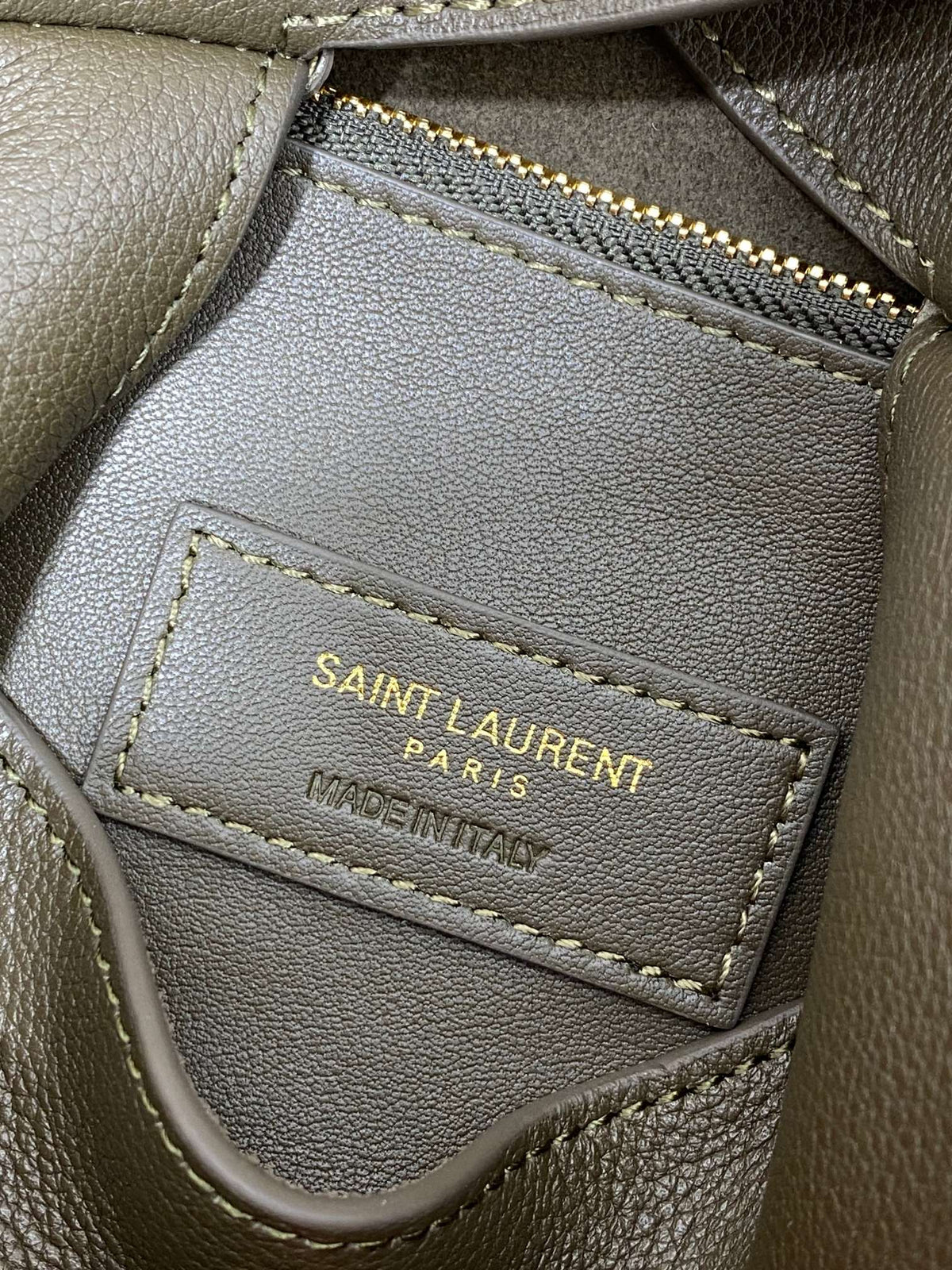 LE 5 À 7 SMALL SUPPLE 22 IN DARK GREEN CALFSKIN GOLD BUCKLE