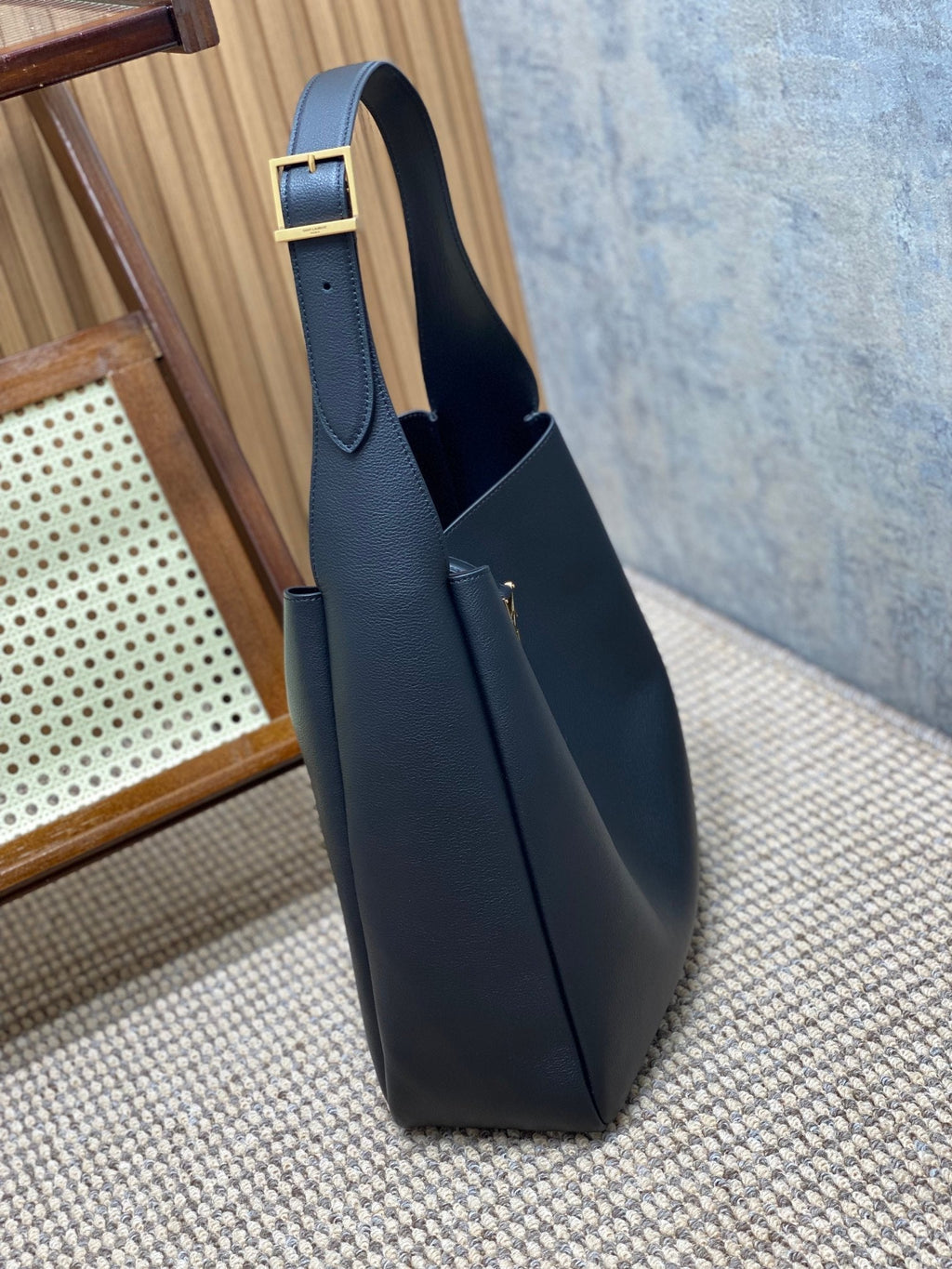 LE 5 À 7 LARGE SUPPLE BAG 31 IN BLACK CALFSKIN