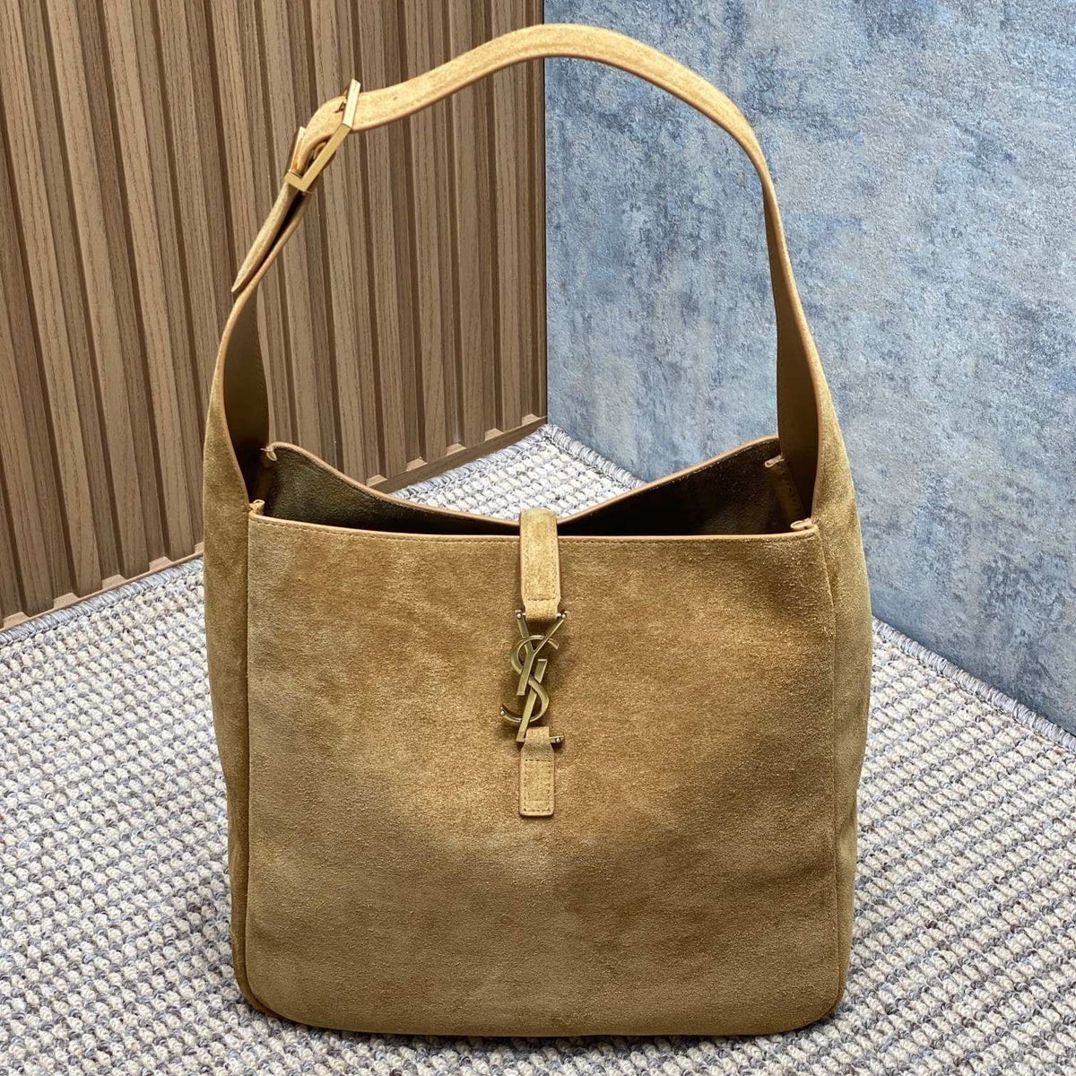 LE 5 À 7 SUPPLE BAG 31 IN PEANUT BROWN SUEDE