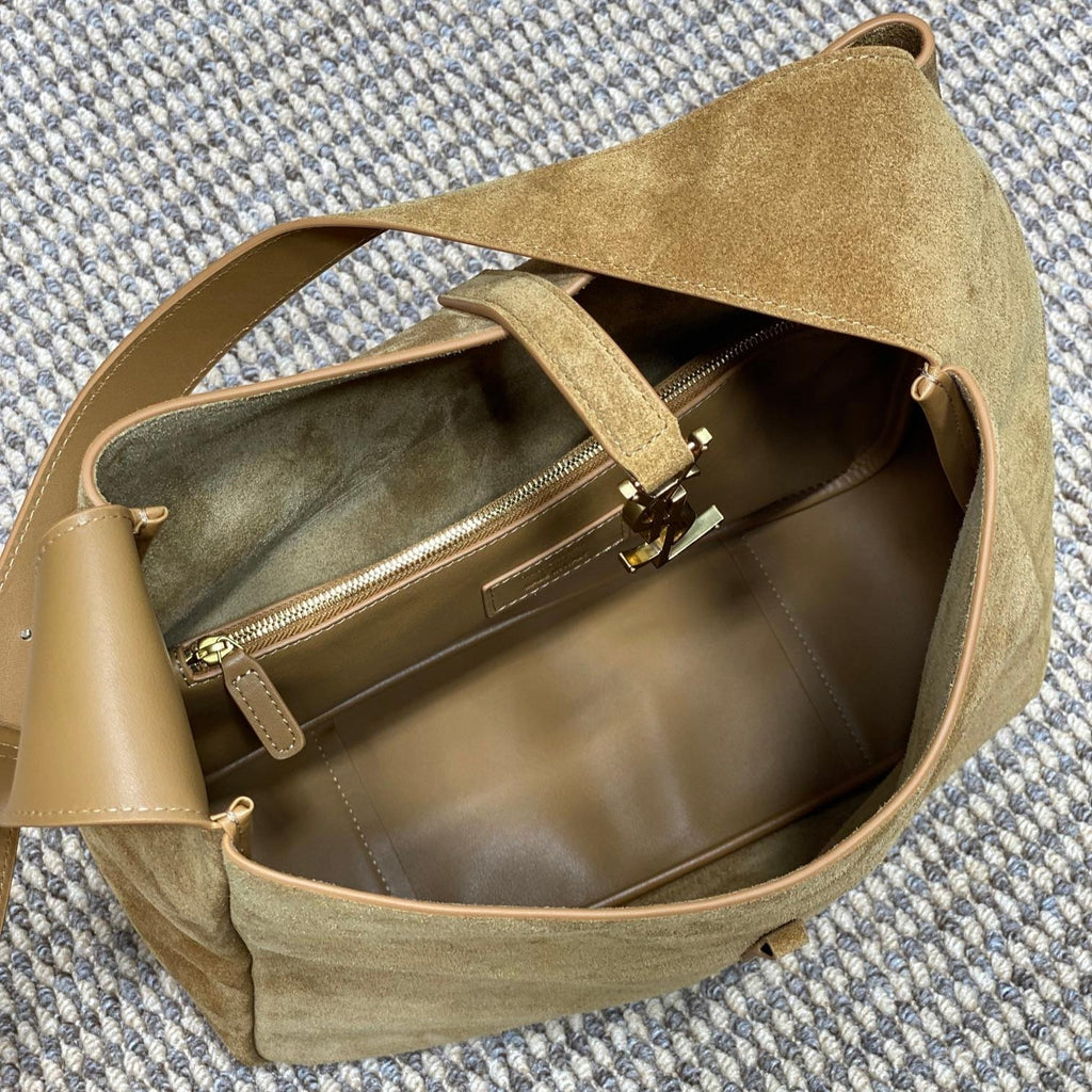 LE 5 À 7 SUPPLE BAG 31 IN PEANUT BROWN SUEDE