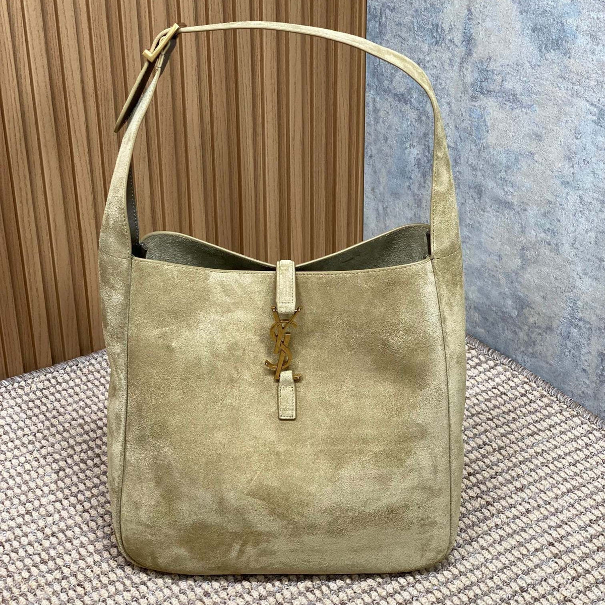 LE 5 À 7 SUPPLE BAG 31 IN KHAKI BROWN SUEDE