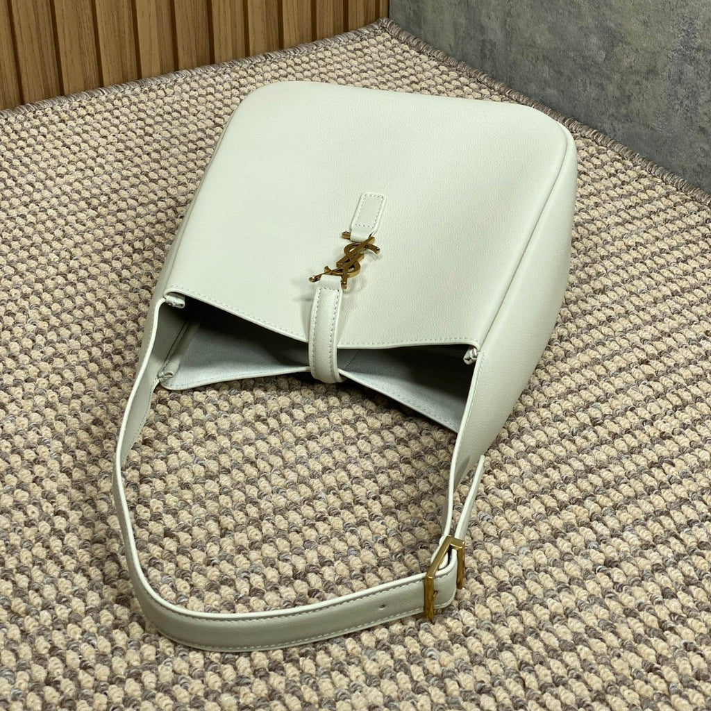 LE 5 À 7 SMALL SUPPLE 22 IN WHITE CALFSKIN GOLD BUCKLE