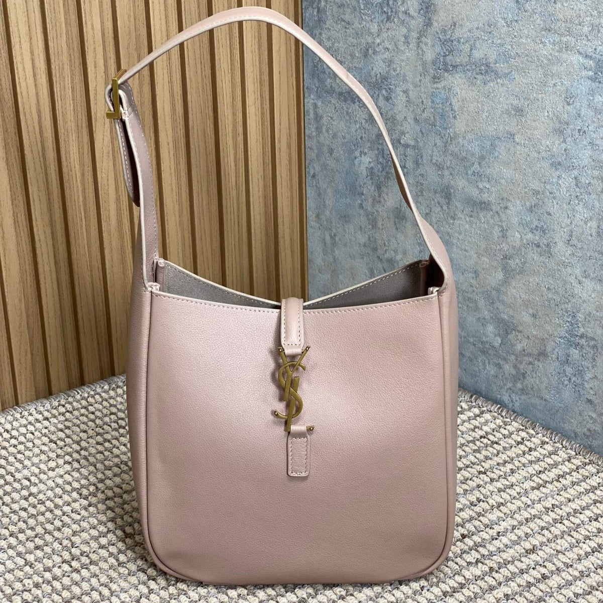 LE 5 À 7 SMALL SUPPLE 22 IN BABBY PINK CALFSKIN GOLD BUCKLE