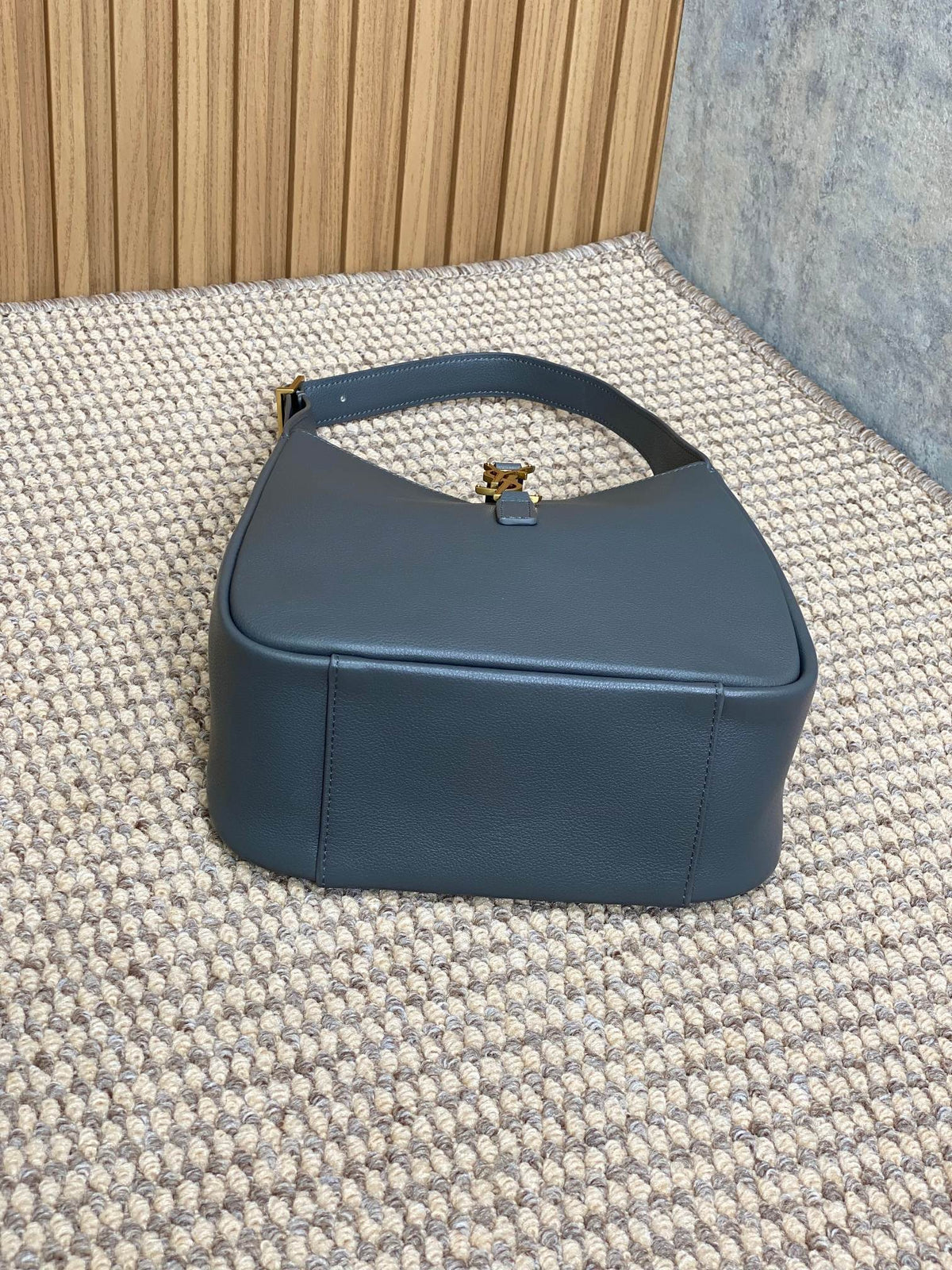 LE 5 À 7 SMALL SUPPLE 22 IN NEPAL BLUE CALFSKIN GOLD BUCKLE