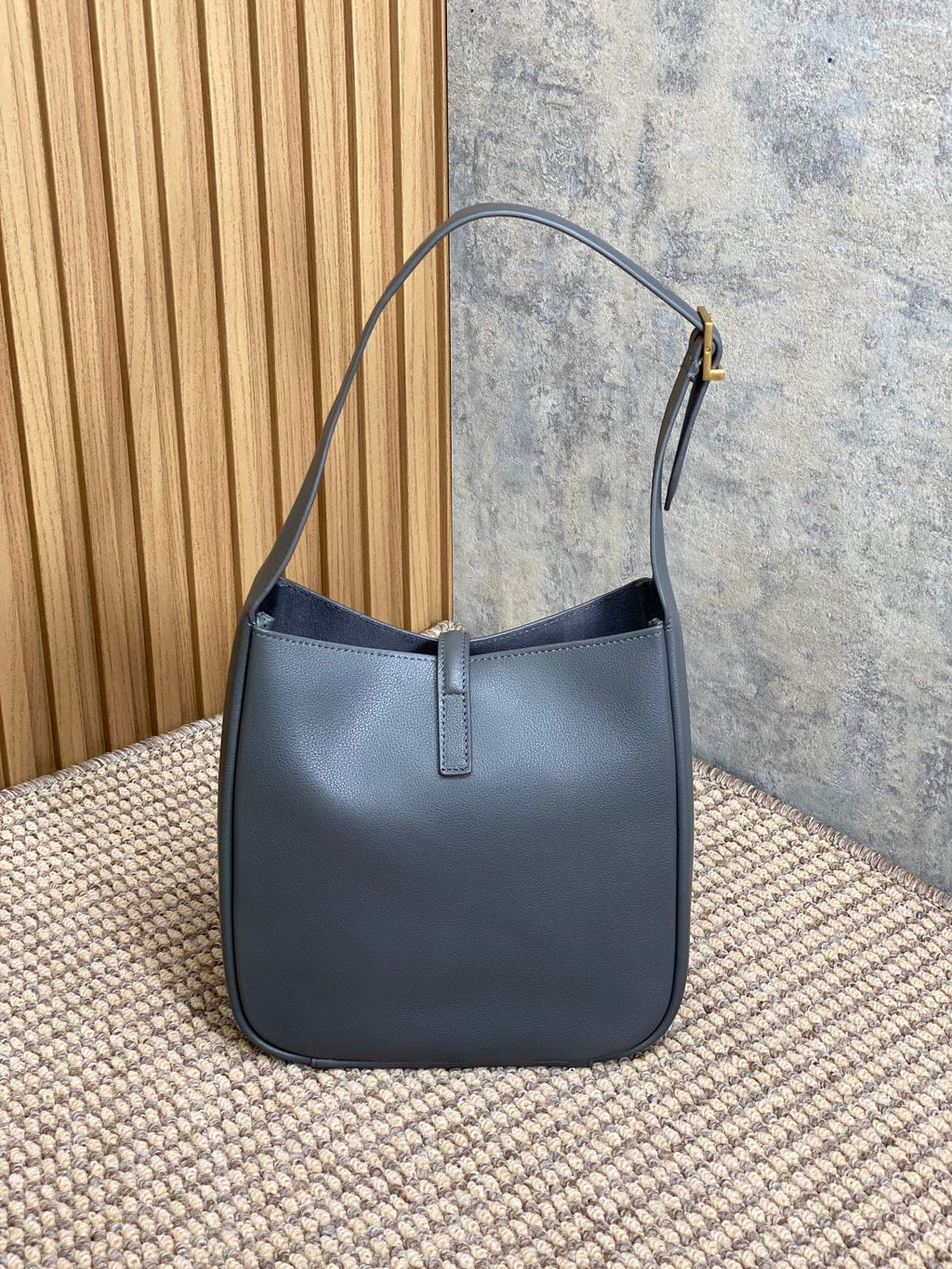 LE 5 À 7 SMALL SUPPLE 22 IN NEPAL BLUE CALFSKIN GOLD BUCKLE