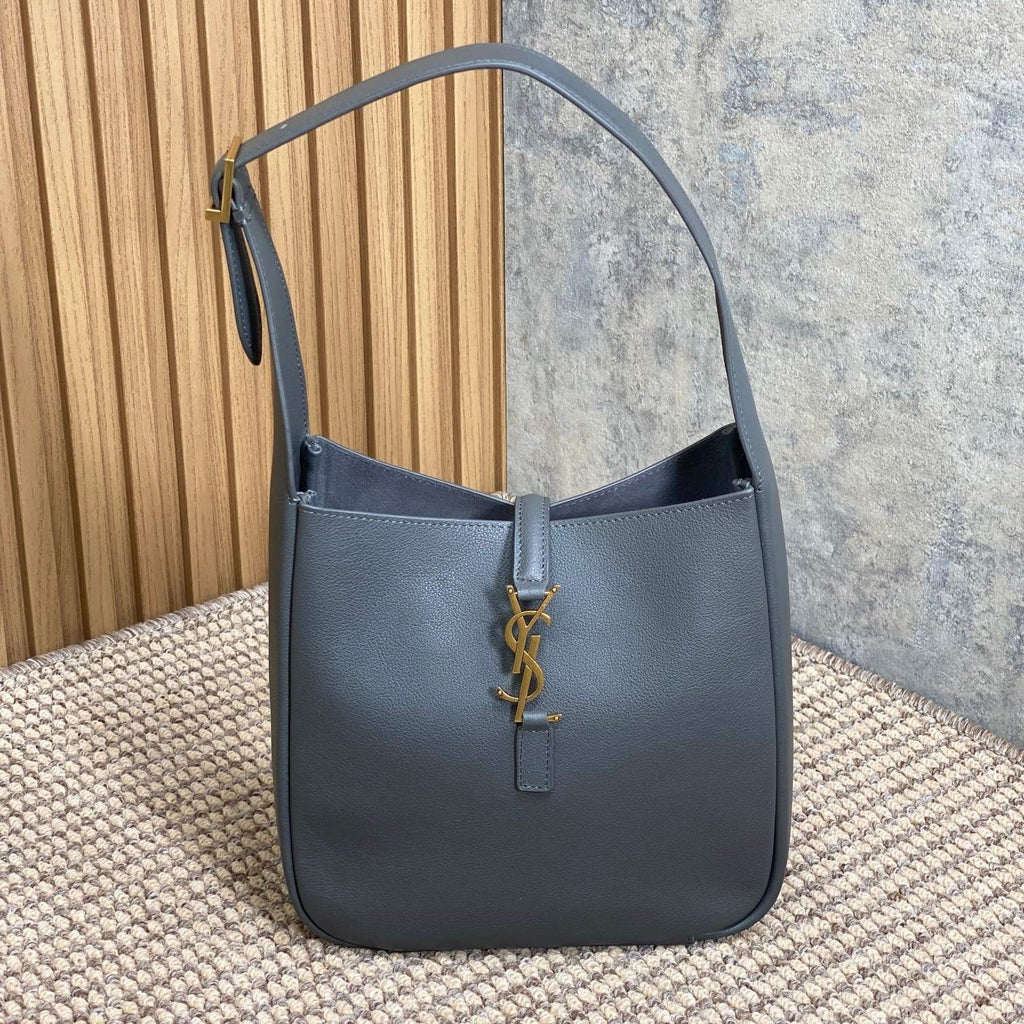 LE 5 À 7 SMALL SUPPLE 22 IN NEPAL BLUE CALFSKIN GOLD BUCKLE