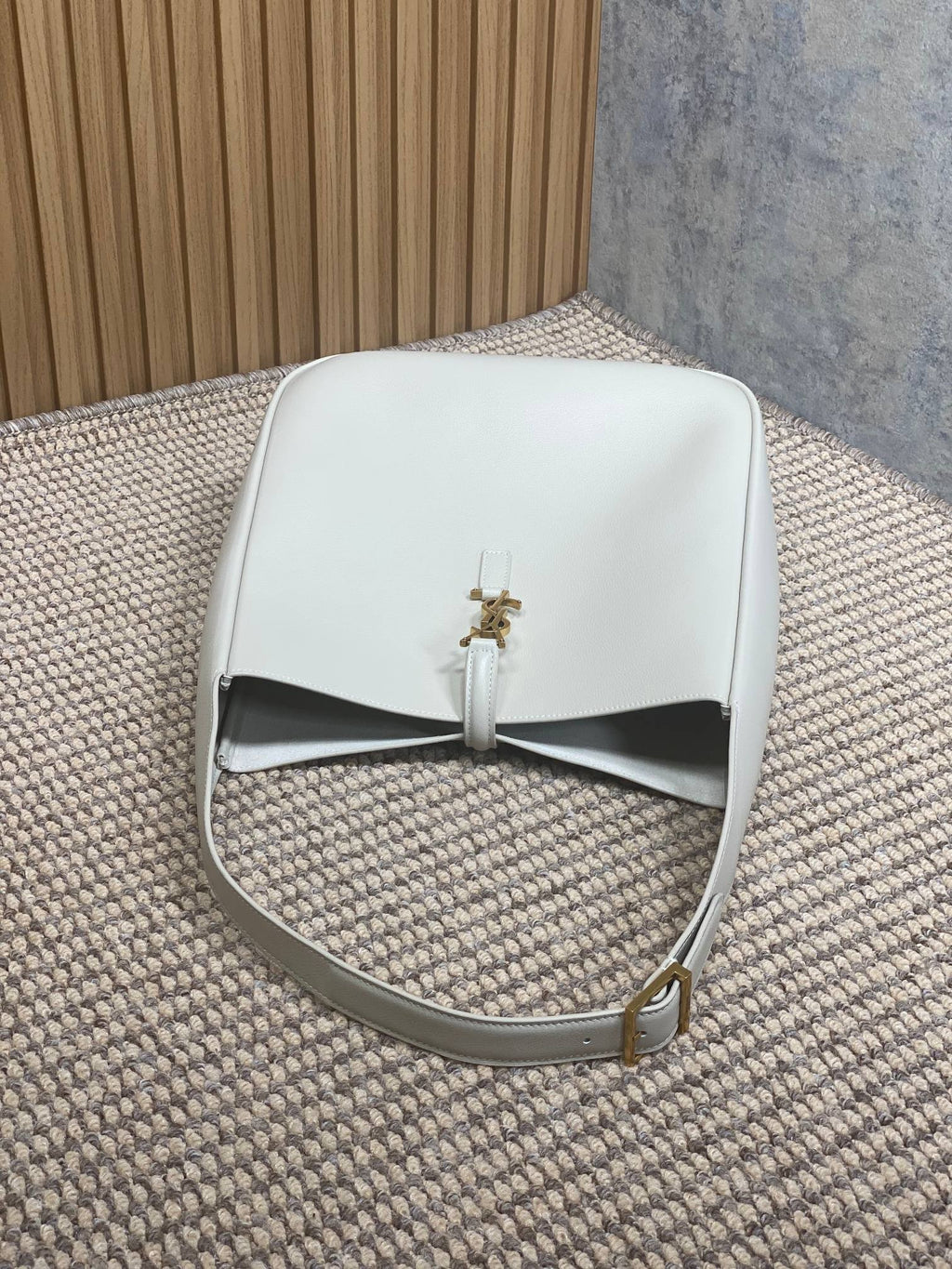 LE 5 À 7 LARGE SUPPLE BAG 31 IN WHITE CALFSKIN
