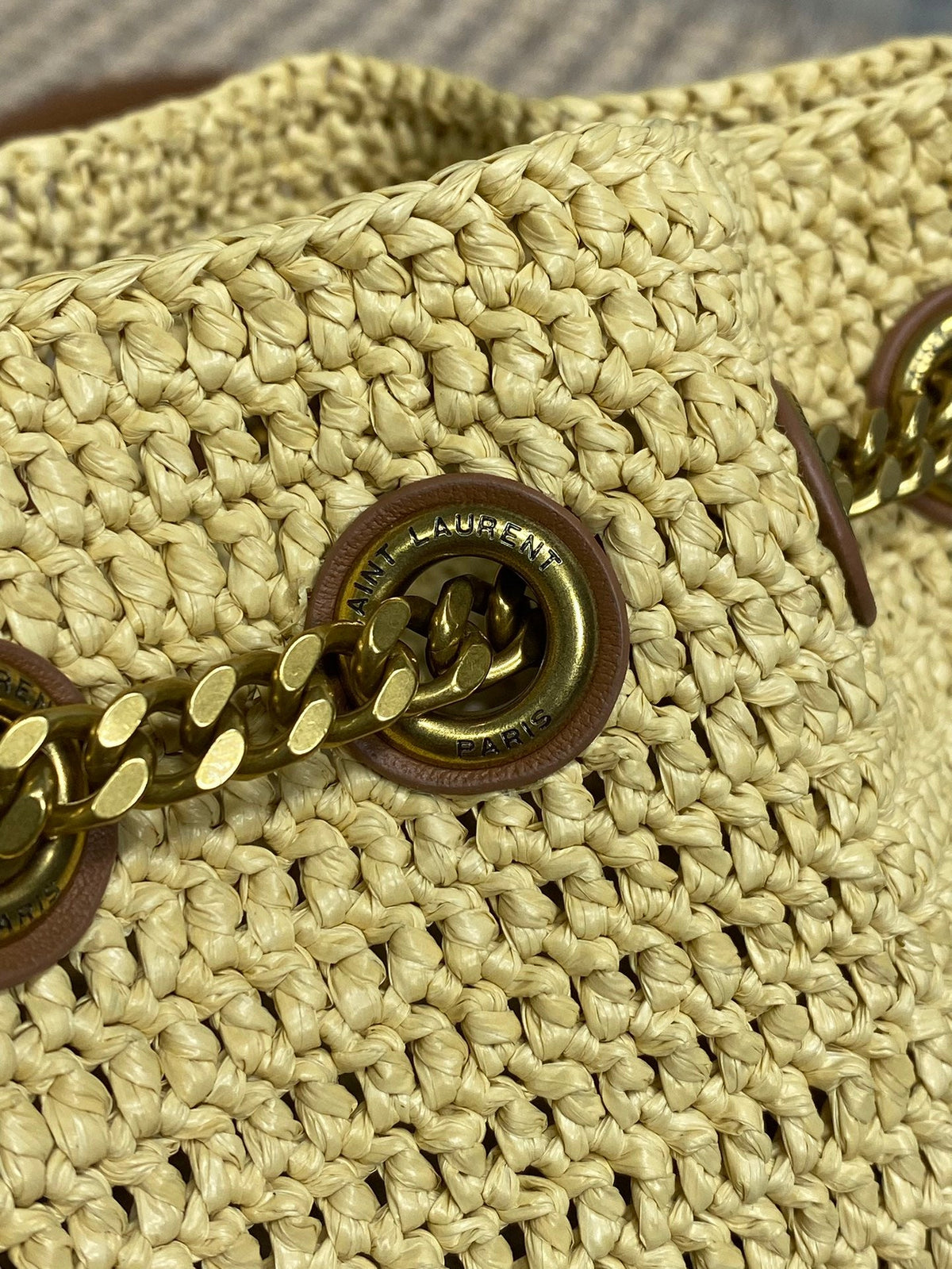 DRAWSTRING BUCKET BAG 19 IN BEIGE WOVEN RAFFIA AND CALFSKIN