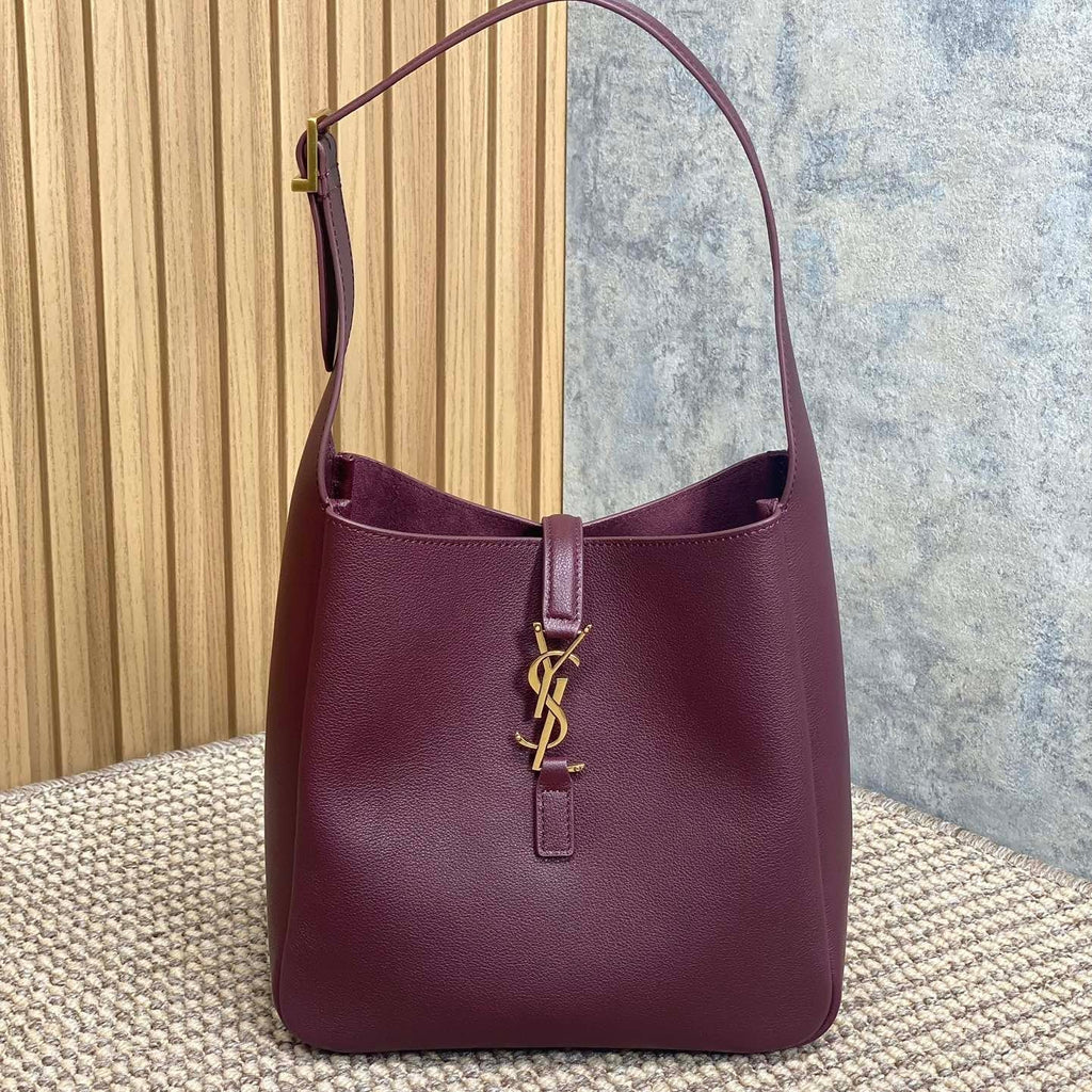 LE 5 À 7 SMALL SUPPLE 22 IN GRAPE PURPLE CALFSKIN GOLD BUCKLE