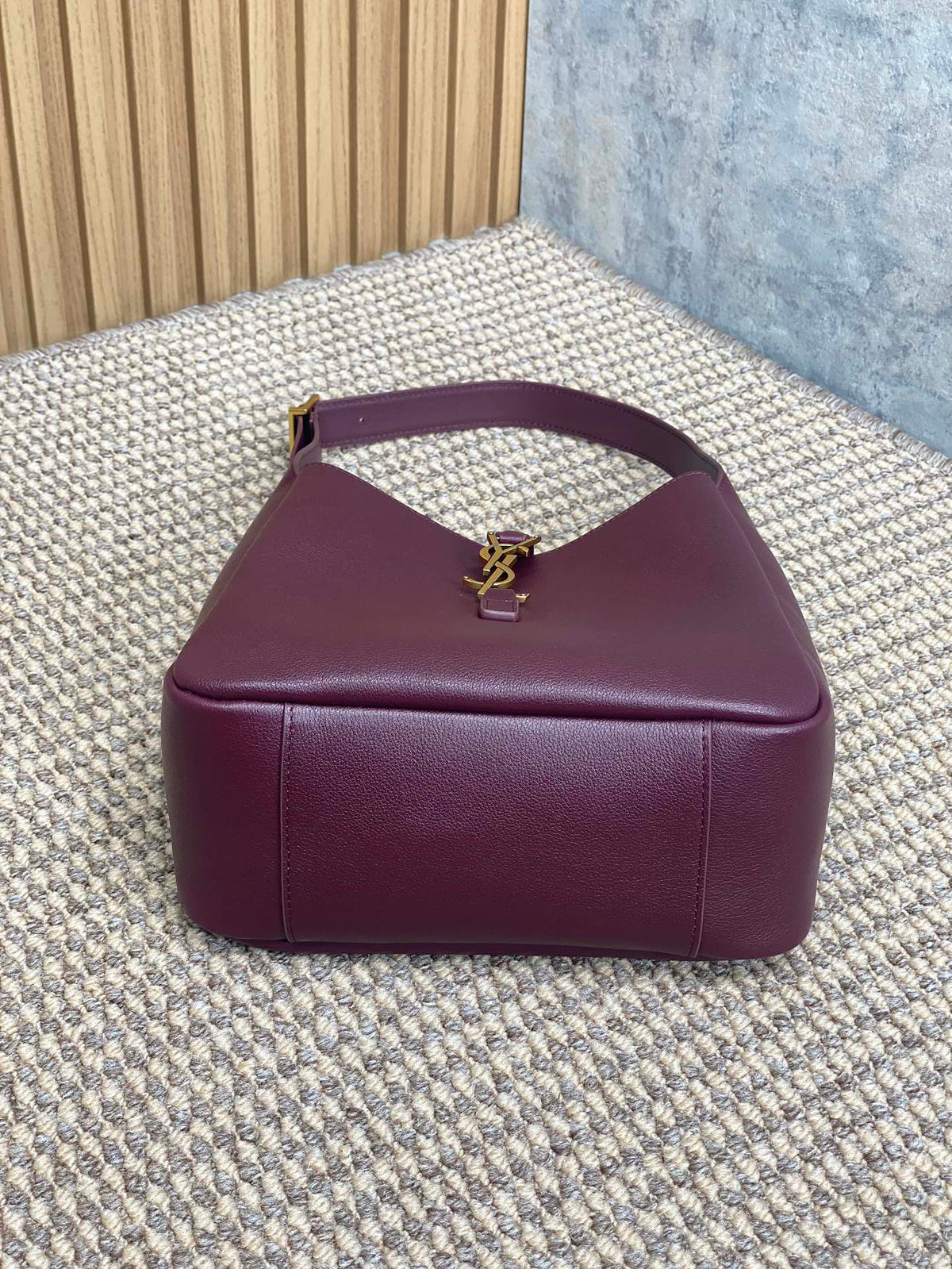 LE 5 À 7 SMALL SUPPLE 22 IN GRAPE PURPLE CALFSKIN GOLD BUCKLE