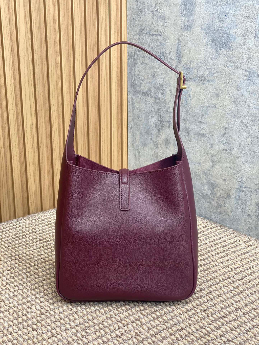 LE 5 À 7 SMALL SUPPLE 22 IN GRAPE PURPLE CALFSKIN GOLD BUCKLE