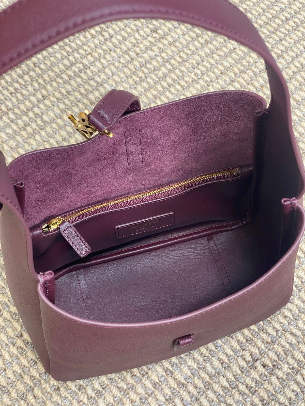 LE 5 À 7 SMALL SUPPLE 22 IN GRAPE PURPLE CALFSKIN GOLD BUCKLE