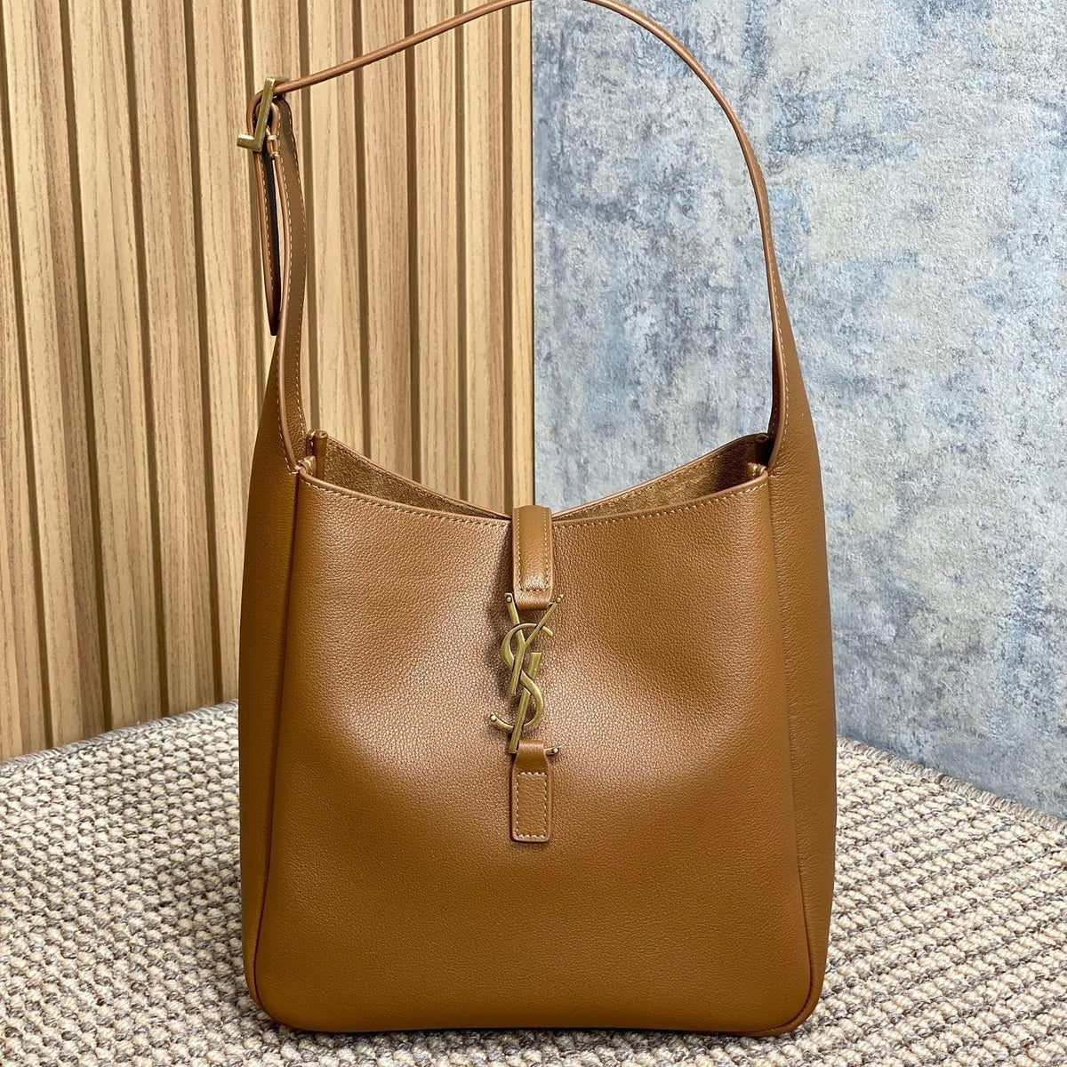 LE 5 À 7 SMALL SUPPLE 22 IN TORTILLA BROWN CALFSKIN GOLD BUCKLE