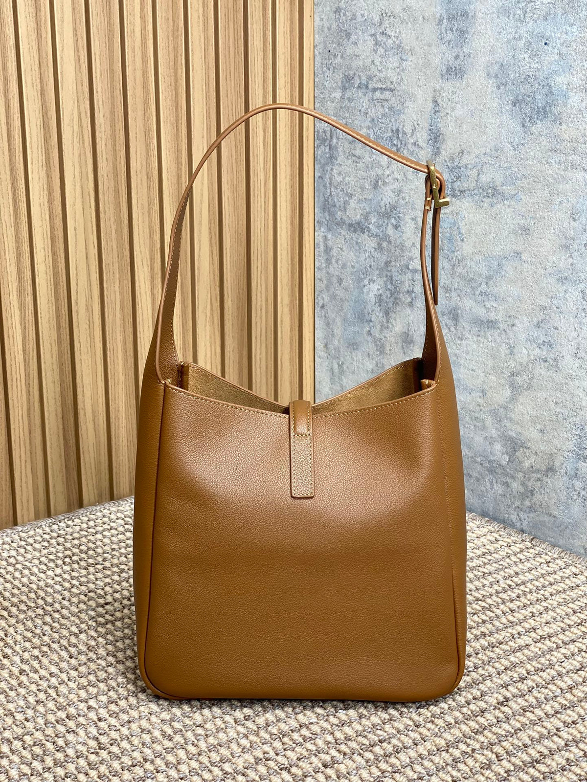 LE 5 À 7 SMALL SUPPLE 22 IN TORTILLA BROWN CALFSKIN GOLD BUCKLE