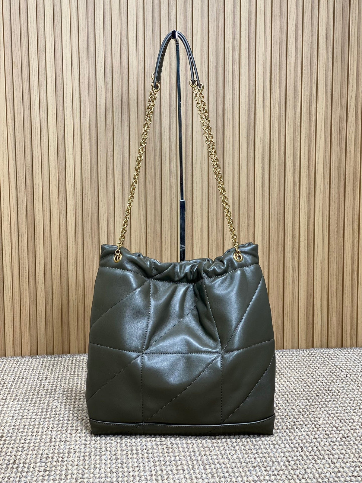 DRAWSTRING CHAIN STRAP SHOULDER BAG 39 IN DARK GREEN QUILTED CALFSKIN