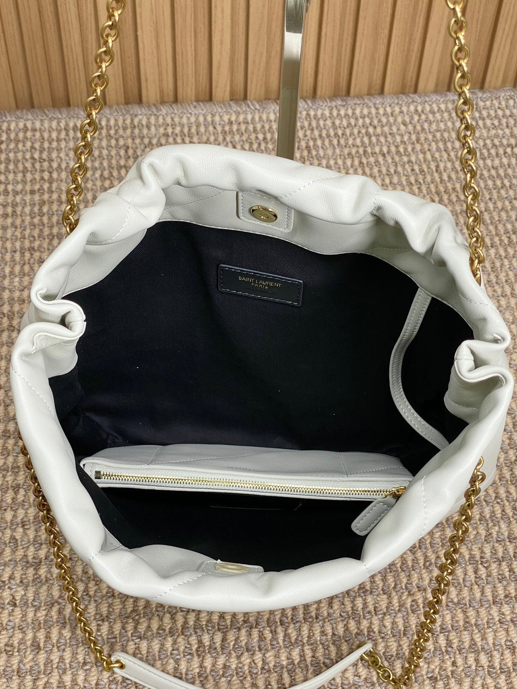 DRAWSTRING CHAIN STRAP SHOULDER BAG 39 IN WHITE QUILTED CALFSKIN