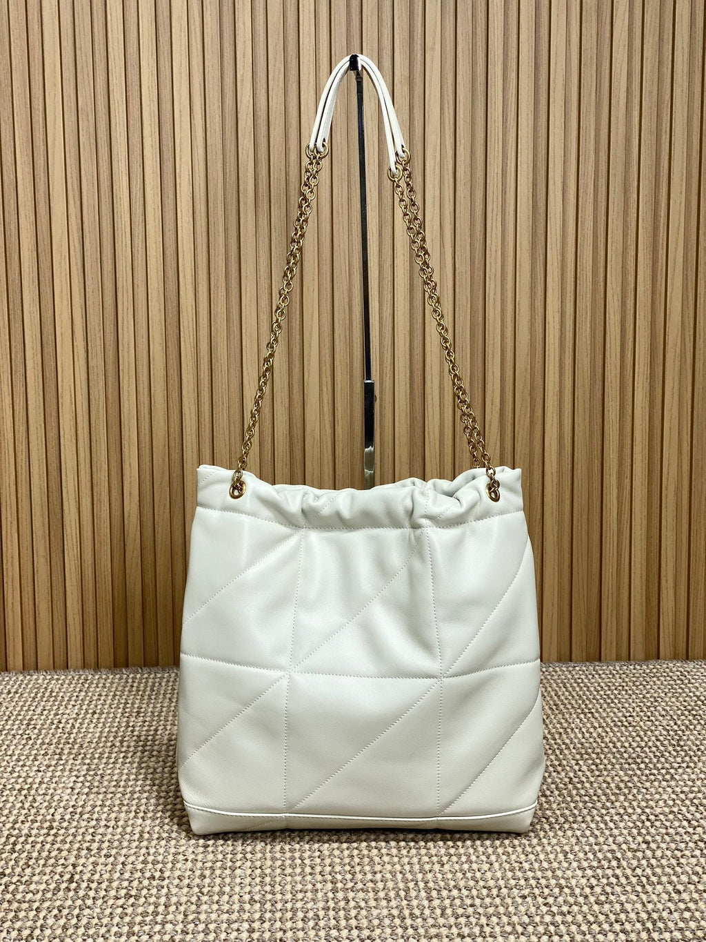 DRAWSTRING CHAIN STRAP SHOULDER BAG 39 IN WHITE QUILTED CALFSKIN