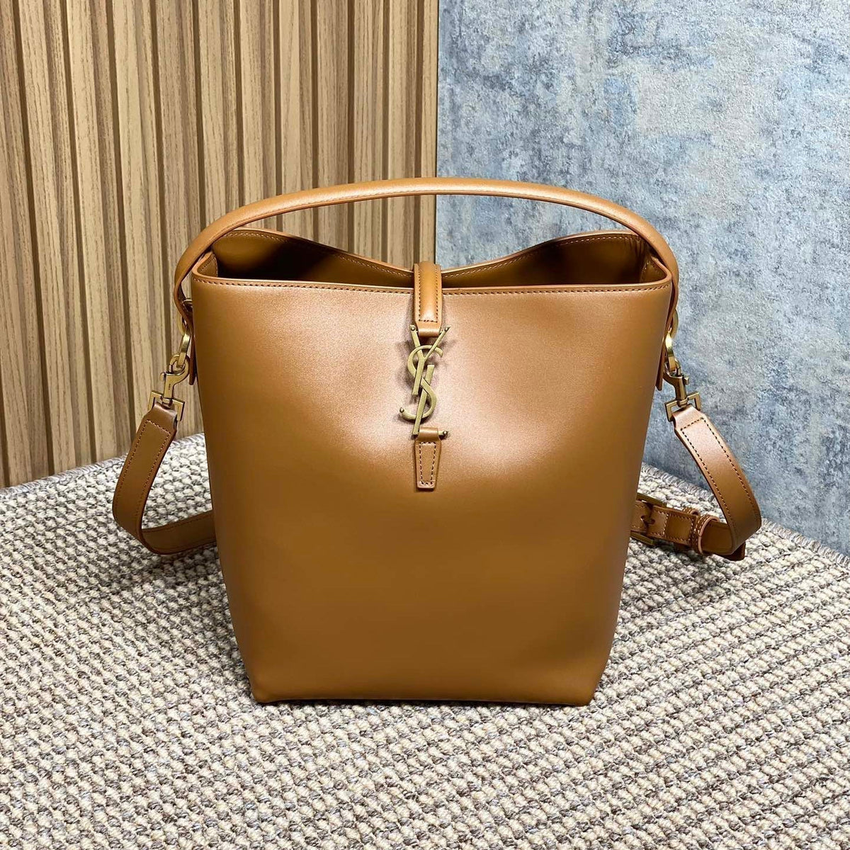 LE 37 MEDIUM BUCKET BAG 25 IN TORTILLA BROWN CALFSKIN GOLD HARDWARE
