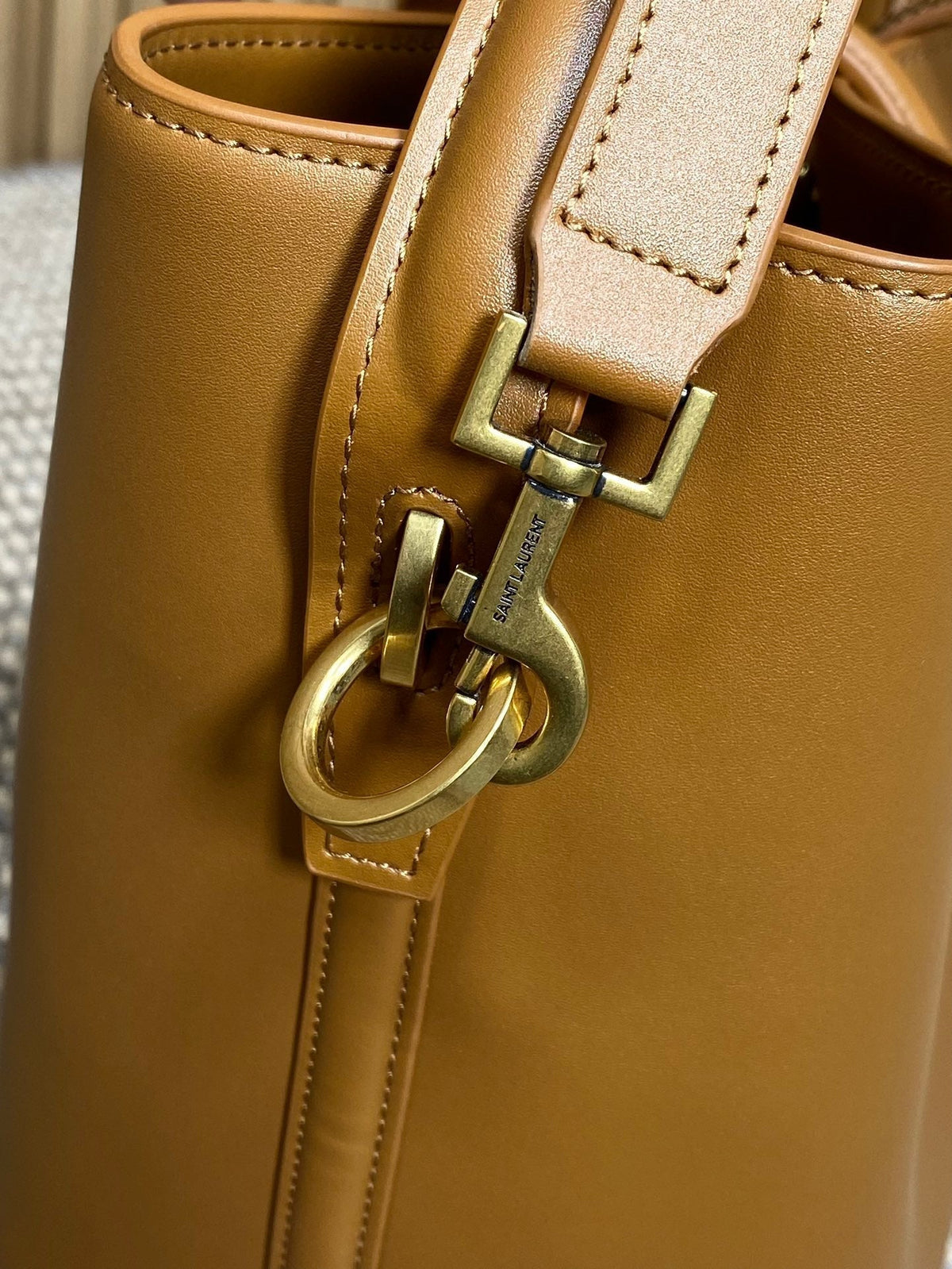 LE 37 MEDIUM BUCKET BAG 25 IN TORTILLA BROWN CALFSKIN GOLD HARDWARE