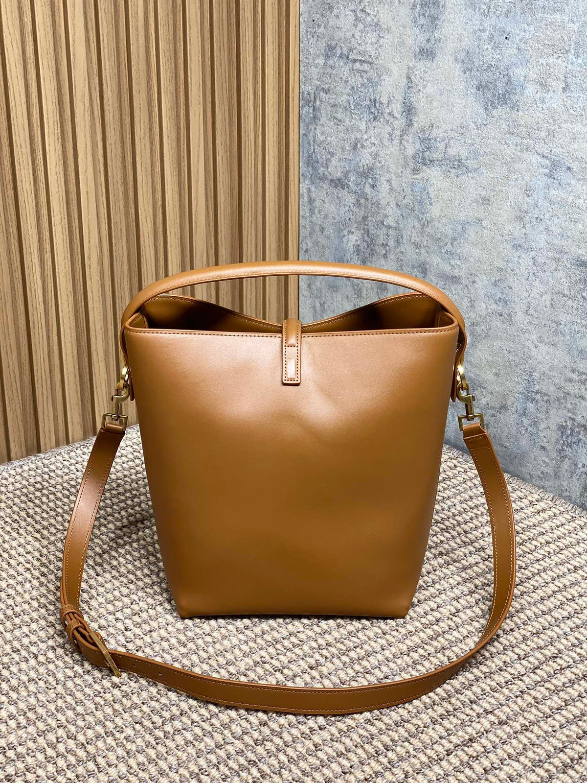 LE 37 MEDIUM BUCKET BAG 25 IN TORTILLA BROWN CALFSKIN GOLD HARDWARE