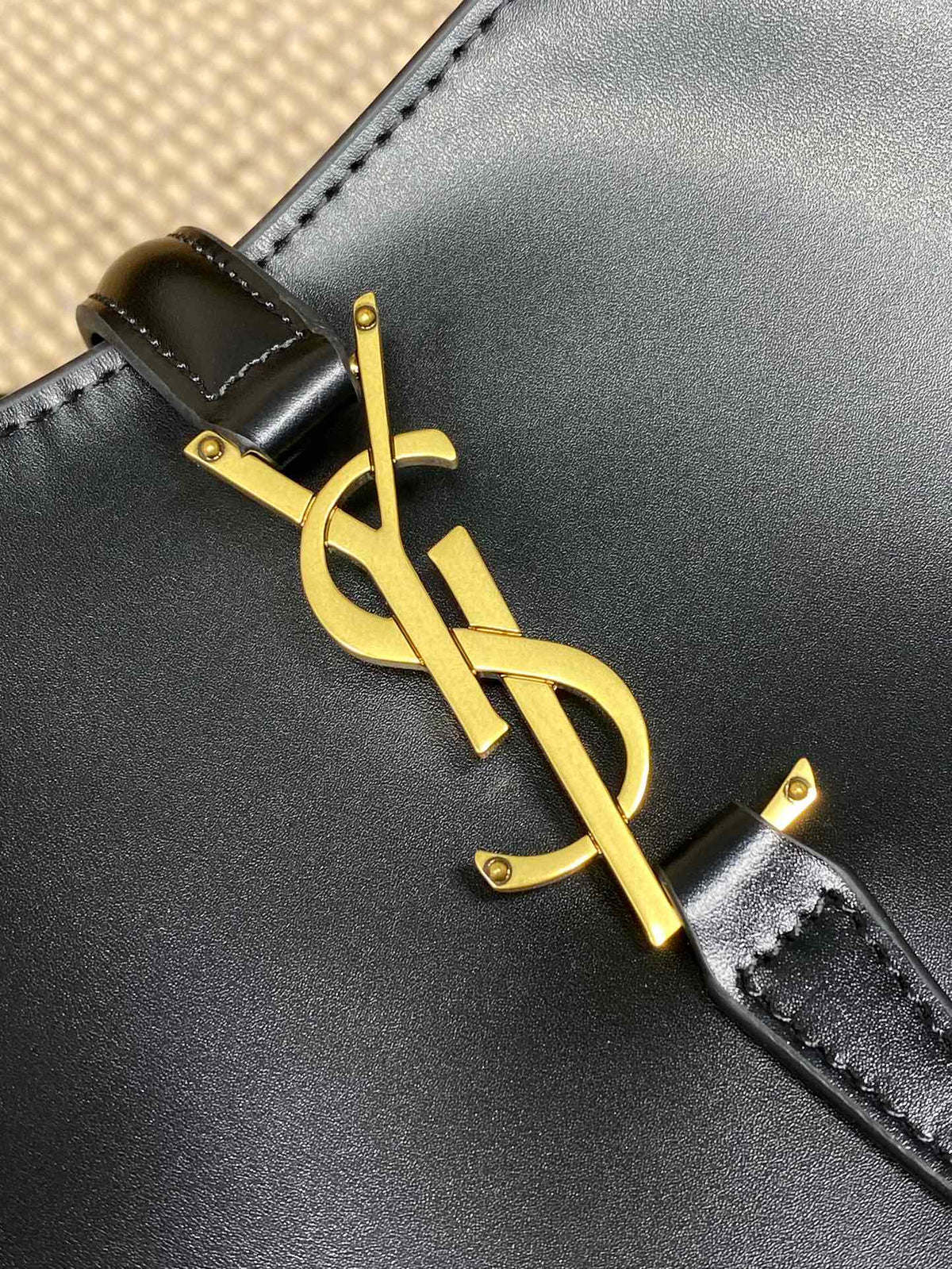 LE 37 MEDIUM BUCKET BAG 25 IN BLACK CALFSKIN GOLD HARDWARE