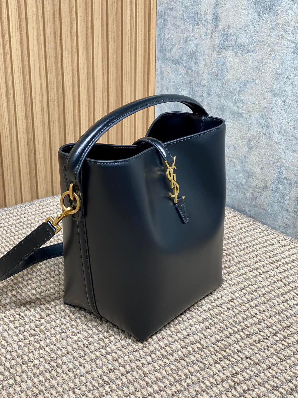 LE 37 MEDIUM BUCKET BAG 25 IN BLACK CALFSKIN GOLD HARDWARE
