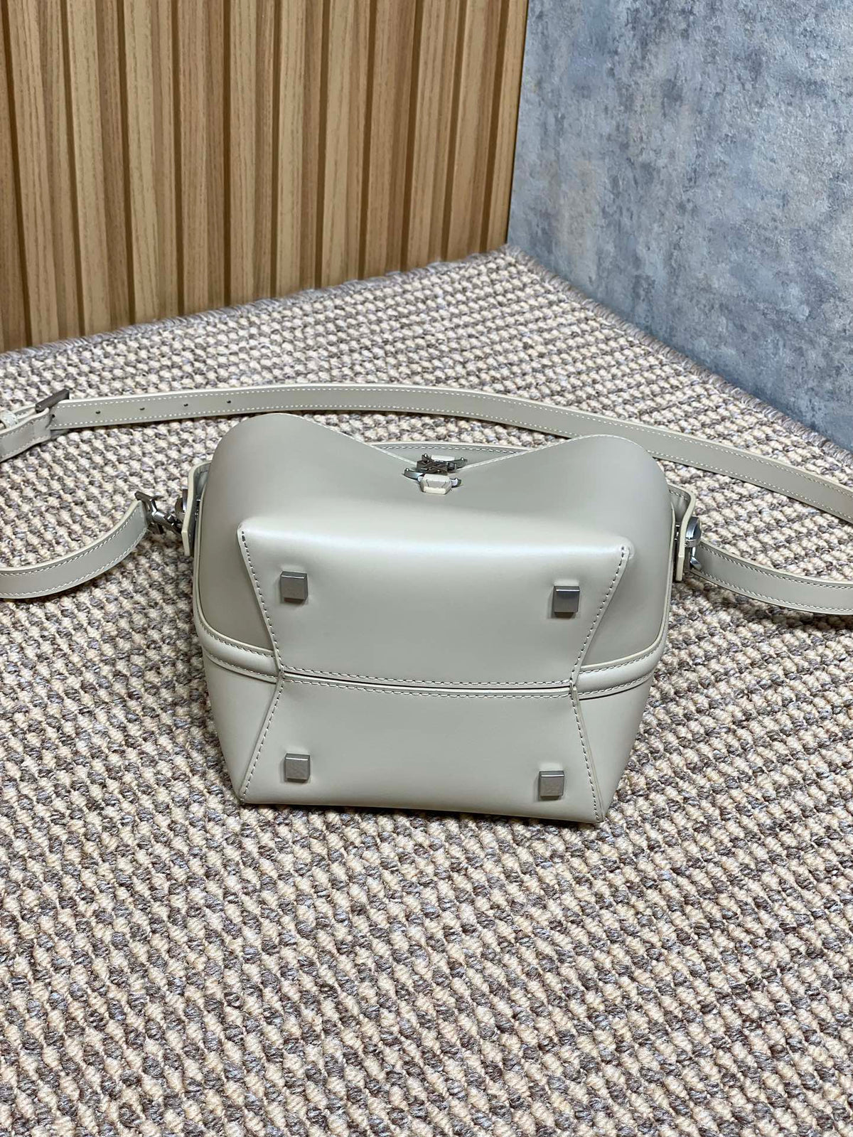 LE 37 SMALL BUCKET BAG 20 IN WHITE CALFSKIN SILVER HARDWARE