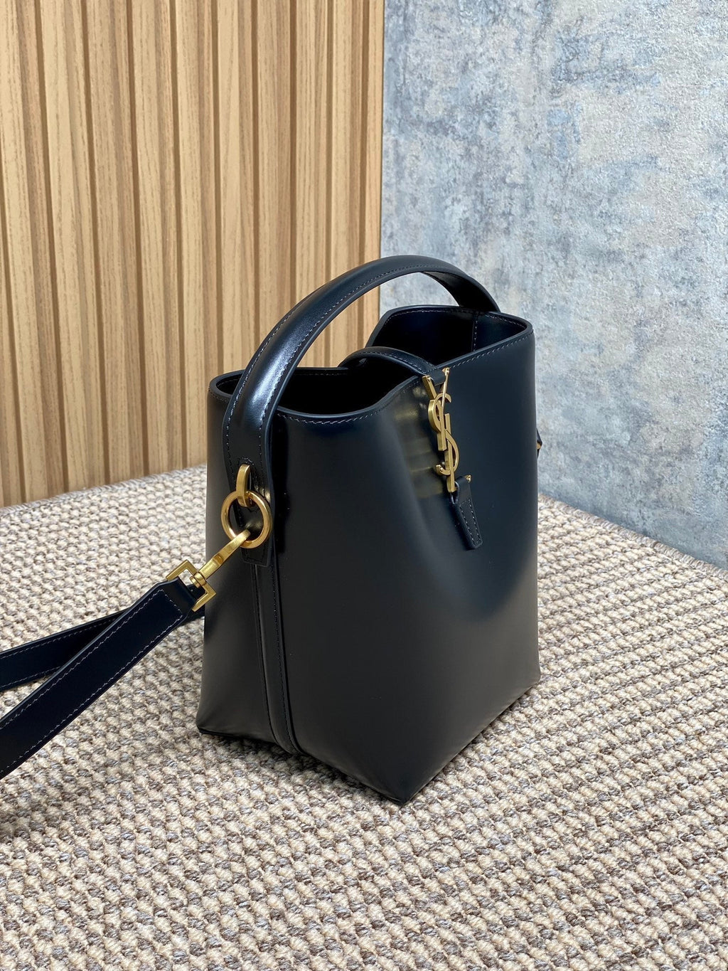 LE 37 SMALL BUCKET BAG 20 IN BLACK CALFSKIN GOLD HARDWARE