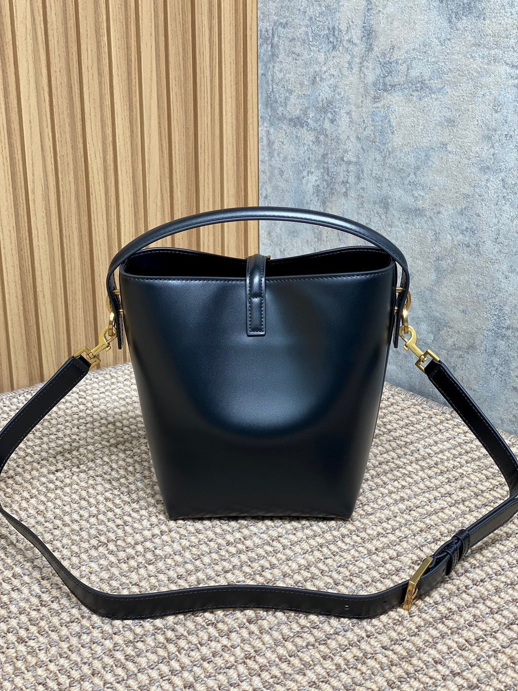 LE 37 SMALL BUCKET BAG 20 IN BLACK CALFSKIN GOLD HARDWARE
