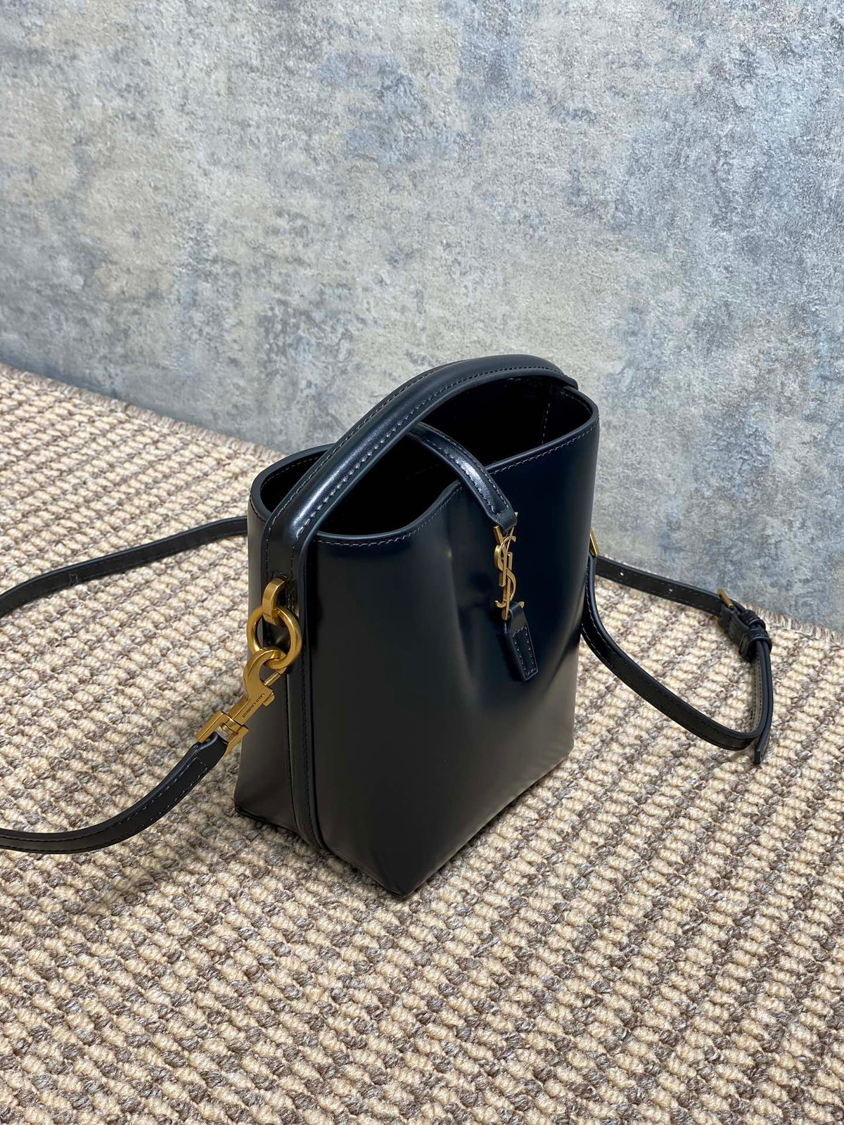 LE 37 MINI BUCKET BAG 15 IN BLACK CALFSKIN GOLD HARDWARE