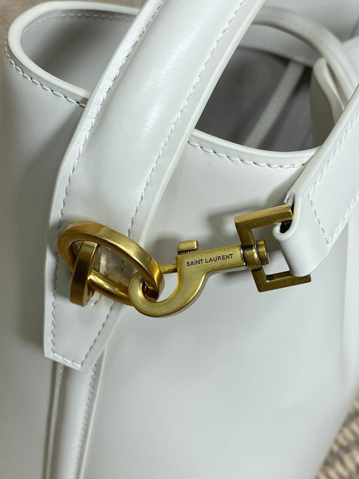 LE 37 MEDIUM BUCKET BAG 25 IN WHITE CALFSKIN GOLD HARDWARE