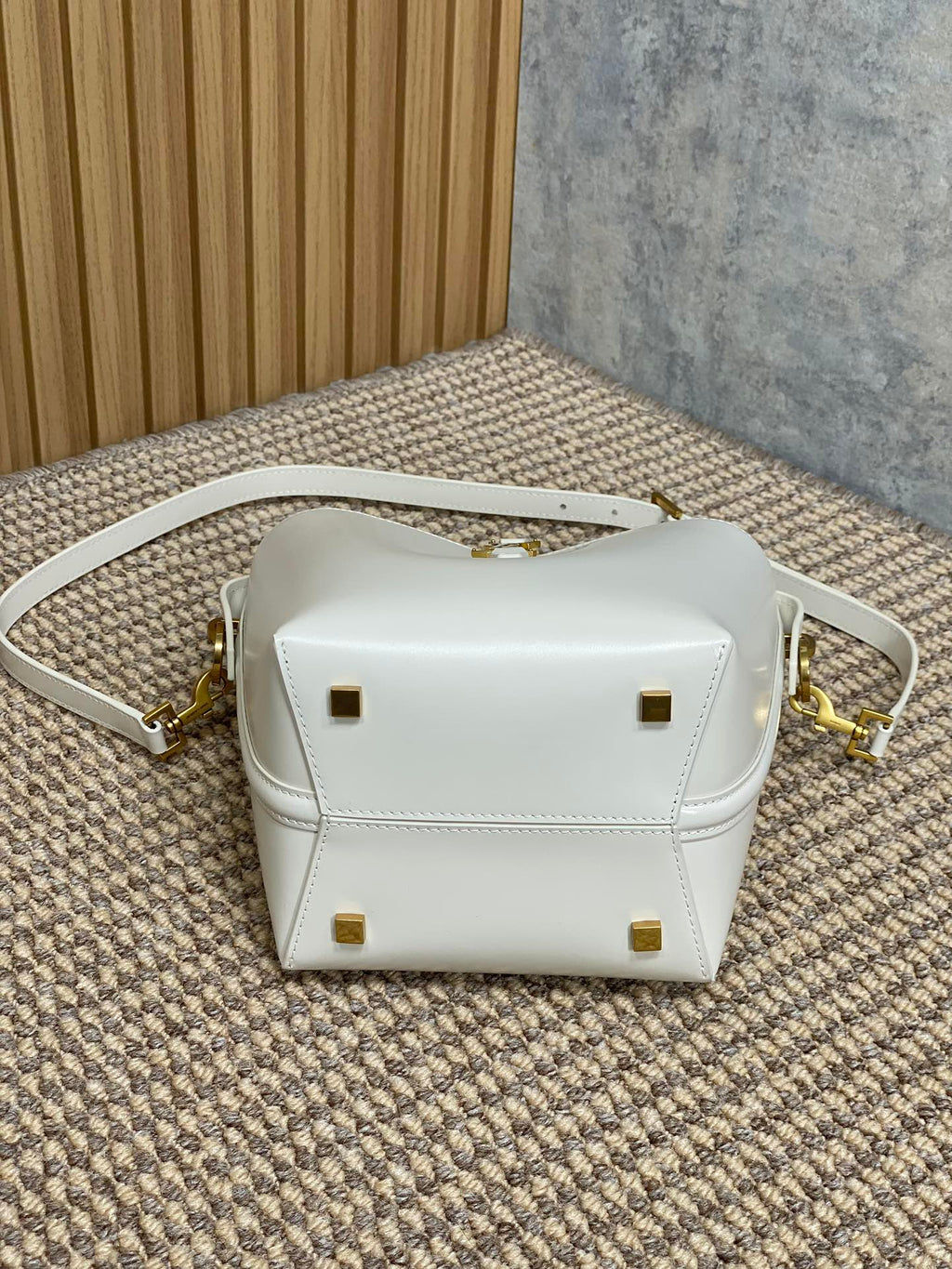 LE 37 SMALL BUCKET BAG 20 IN WHITE CALFSKIN GOLD HARDWARE