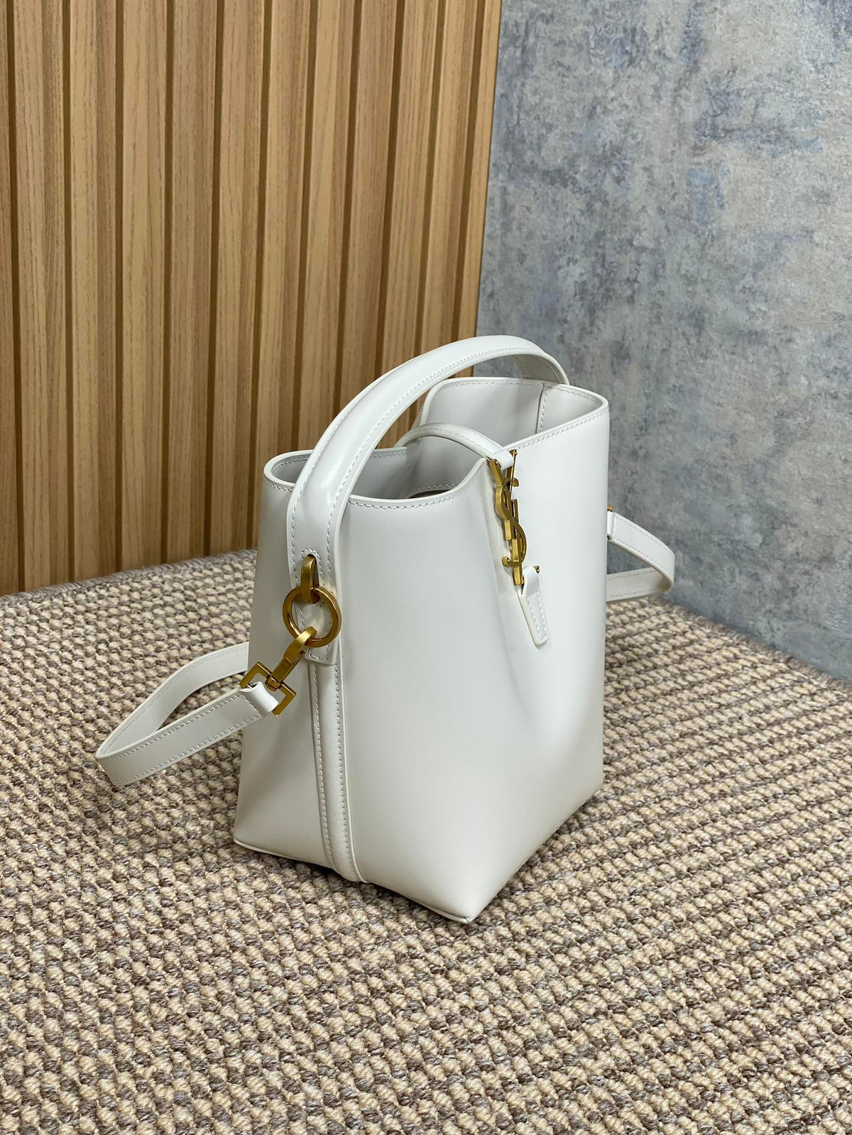 LE 37 SMALL BUCKET BAG 20 IN WHITE CALFSKIN GOLD HARDWARE
