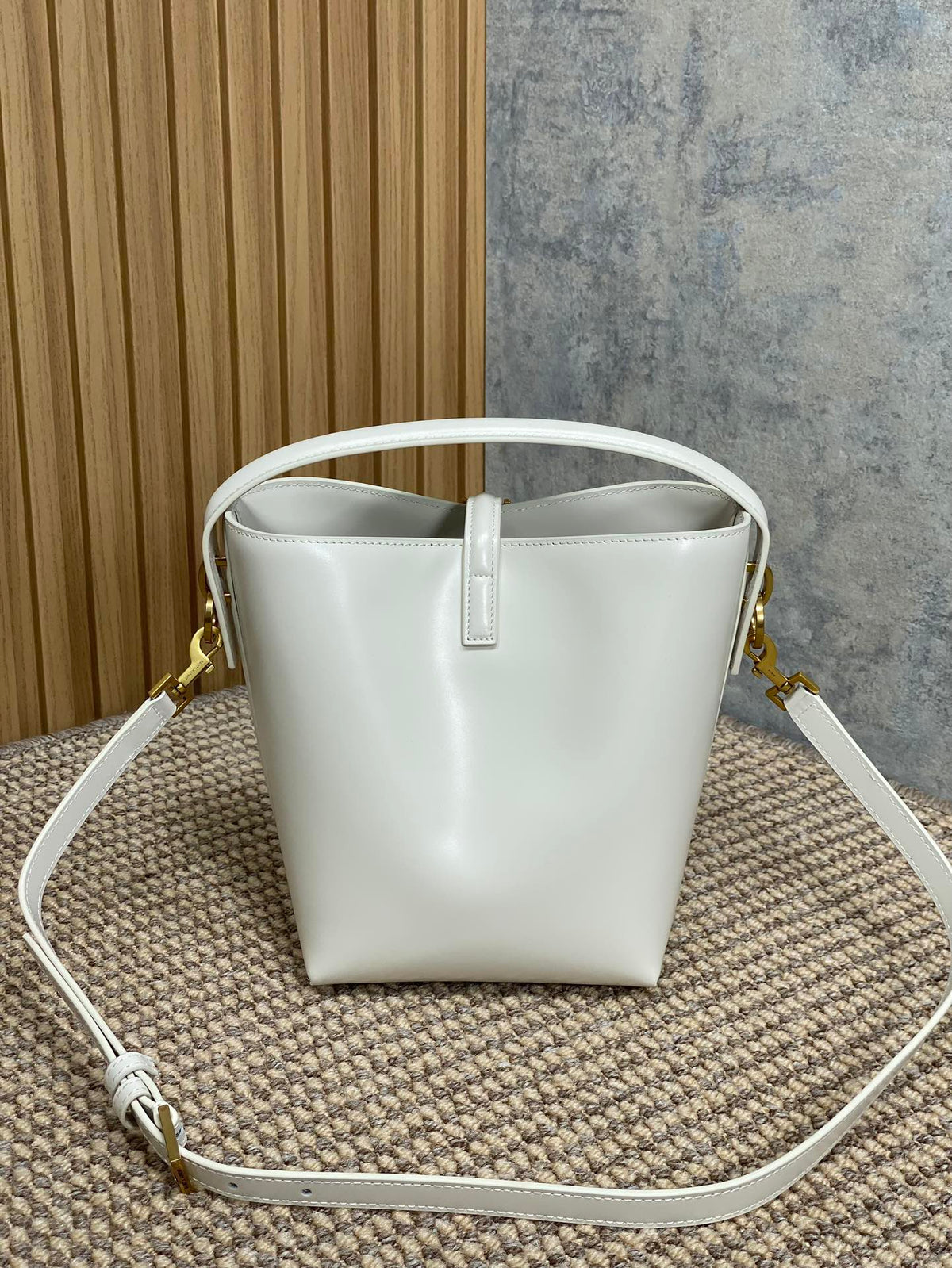LE 37 SMALL BUCKET BAG 20 IN WHITE CALFSKIN GOLD HARDWARE