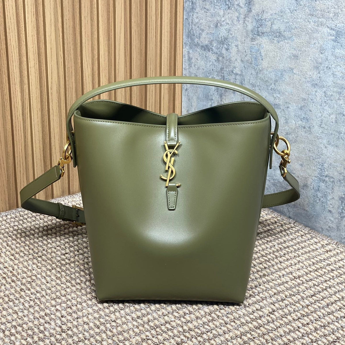 LE 37 MEDIUM BUCKET BAG 25 IN AVOCADO GREEN CALFSKIN GOLD HARDWARE