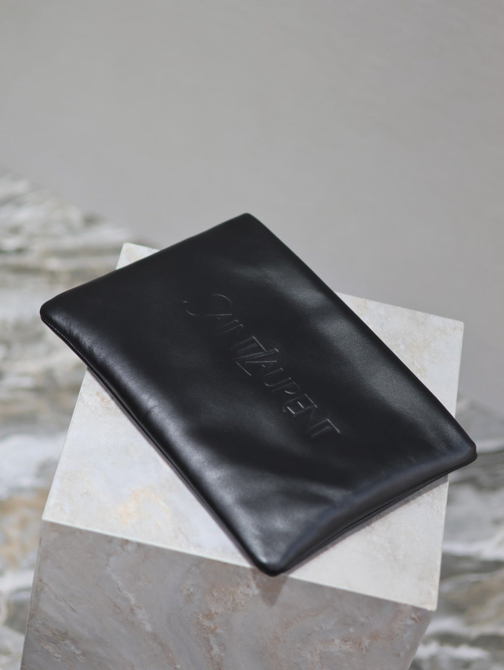 POUCH 30 IN BLACK CALFSKIN WITH EMBOSSED LOGO