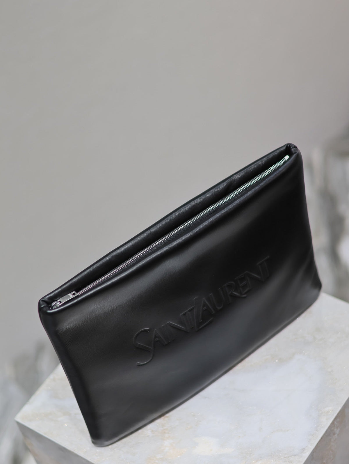 POUCH 30 IN BLACK CALFSKIN WITH EMBOSSED LOGO