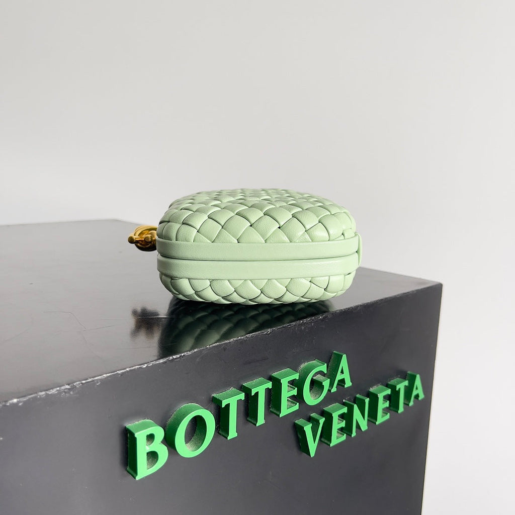 KNOT CHAIN CLUTCH 20.5 IN LIGHT GREEN LAMBSKIN